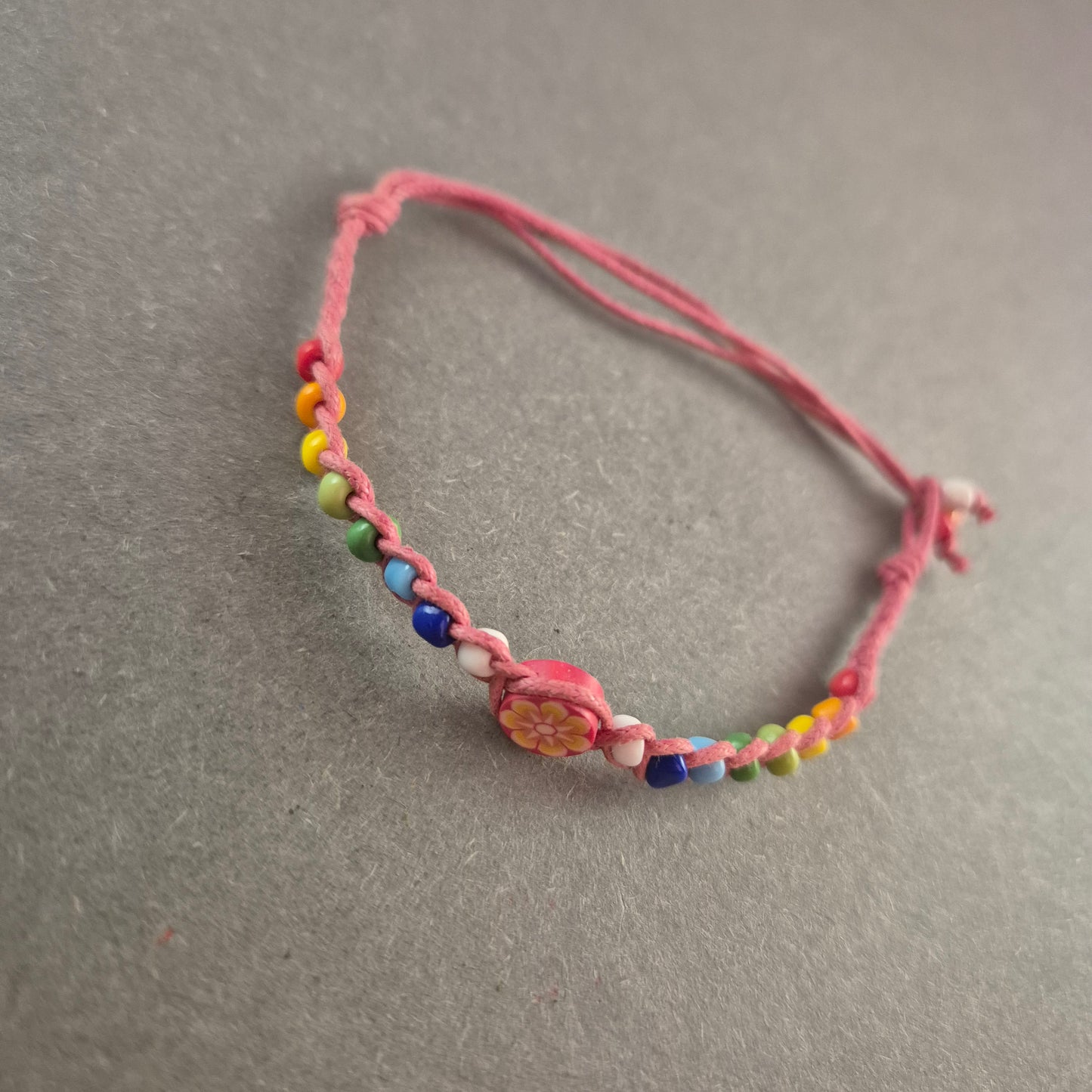 Verspieltes Makramee-Armband mit bunten Perlen – Handgemachter Sommer-Look