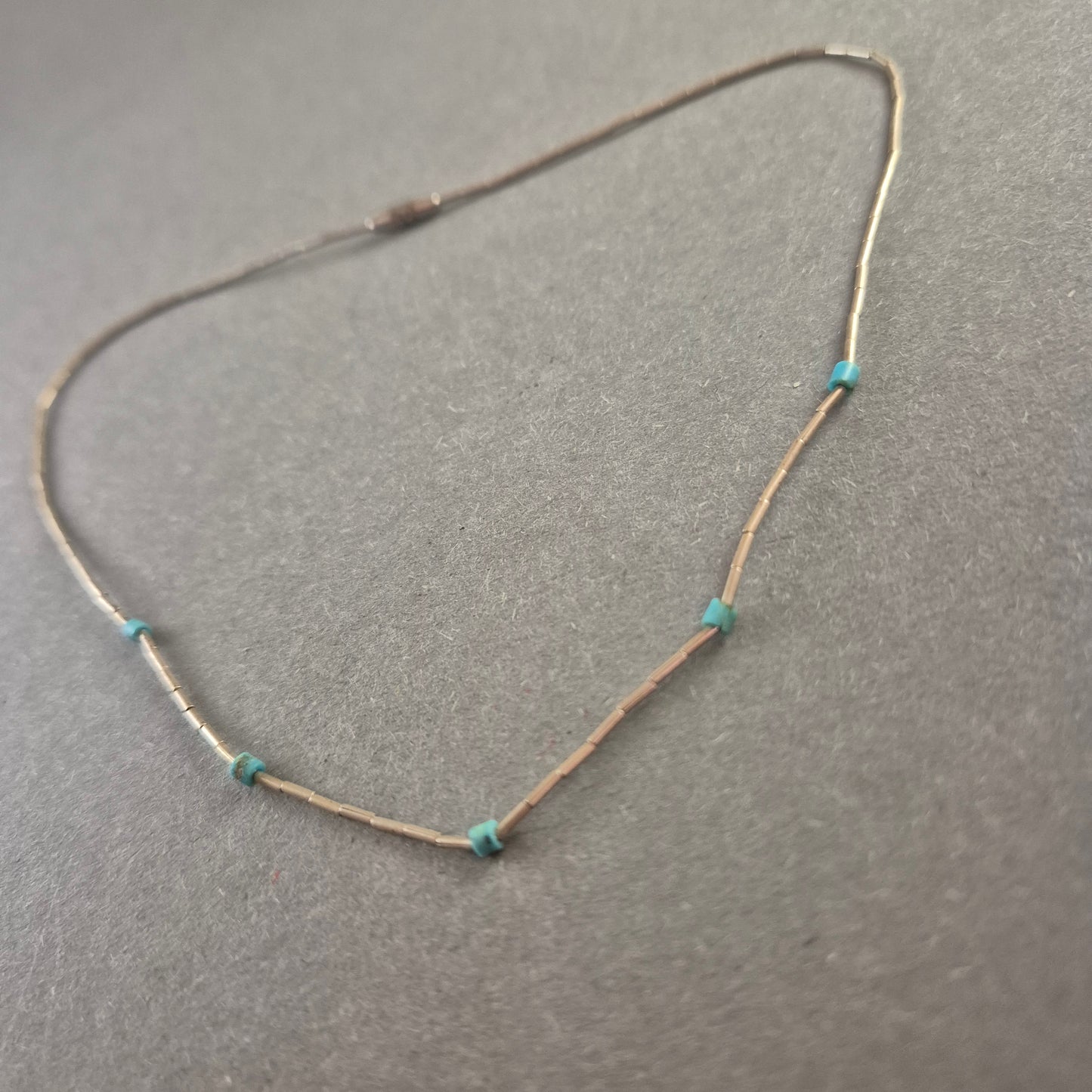 Halskette mit türkisfarbenen Akzenten Schlichte Eleganz für jeden Tag