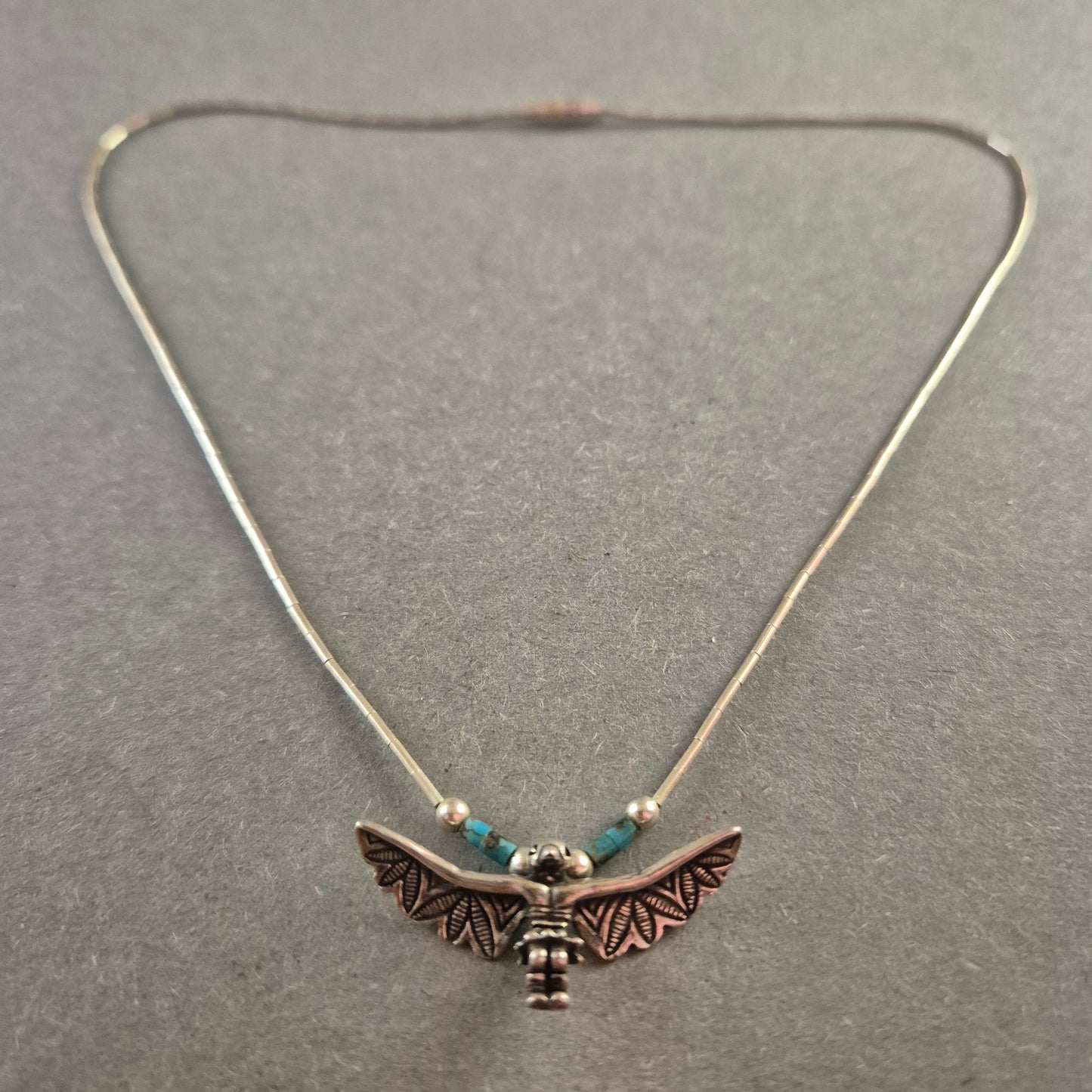 Silberfarbene Halskette mit Flügel-Anhänger