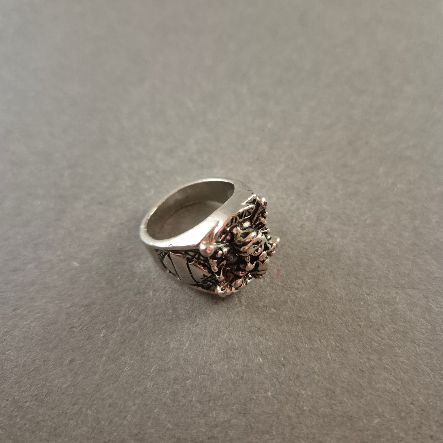 Markanter Totenkopf Ring aus Metall Rockiger Biker Stil