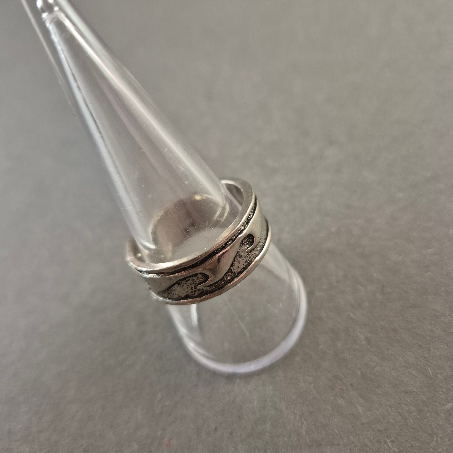 Silberfarbener Wellenring – Drehring mit maritimem Flair