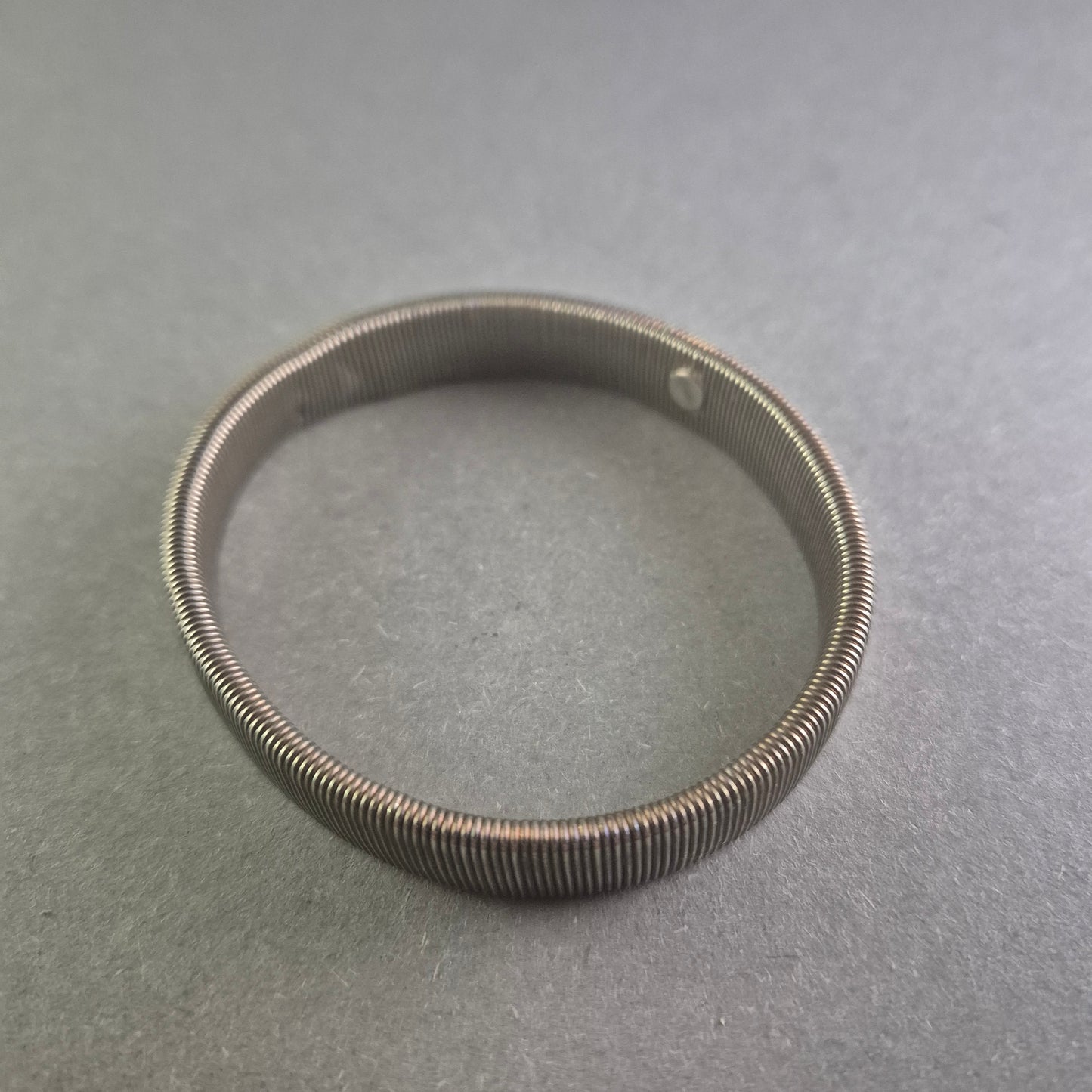 Industrieller Edelstahl-Armreif – Robuster Look im modernen Design