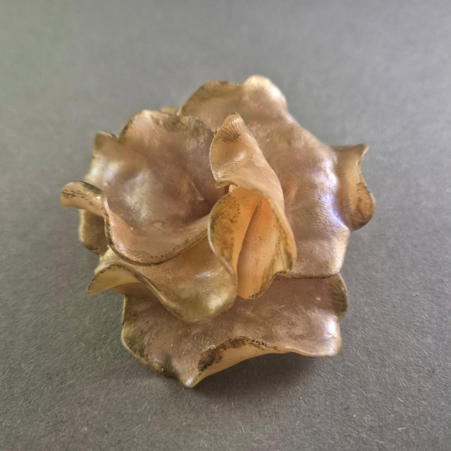 Vintage Rosen-Brosche in Altrosa – Romantisches Accessoire im Retro-Stil