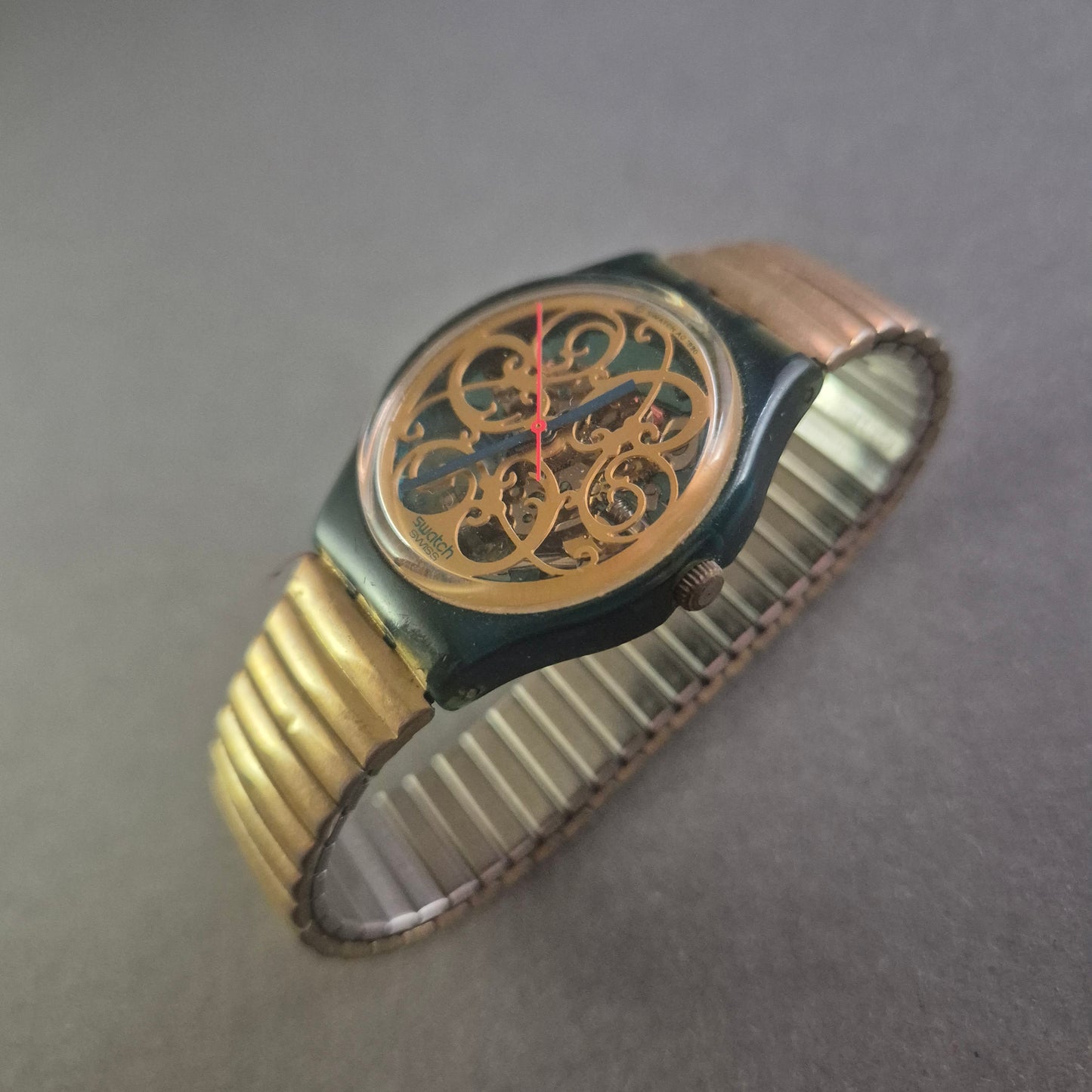 Klassische Swatch Uhr Armbanduhr – Extravagantes Design mit goldenen Ornamenten