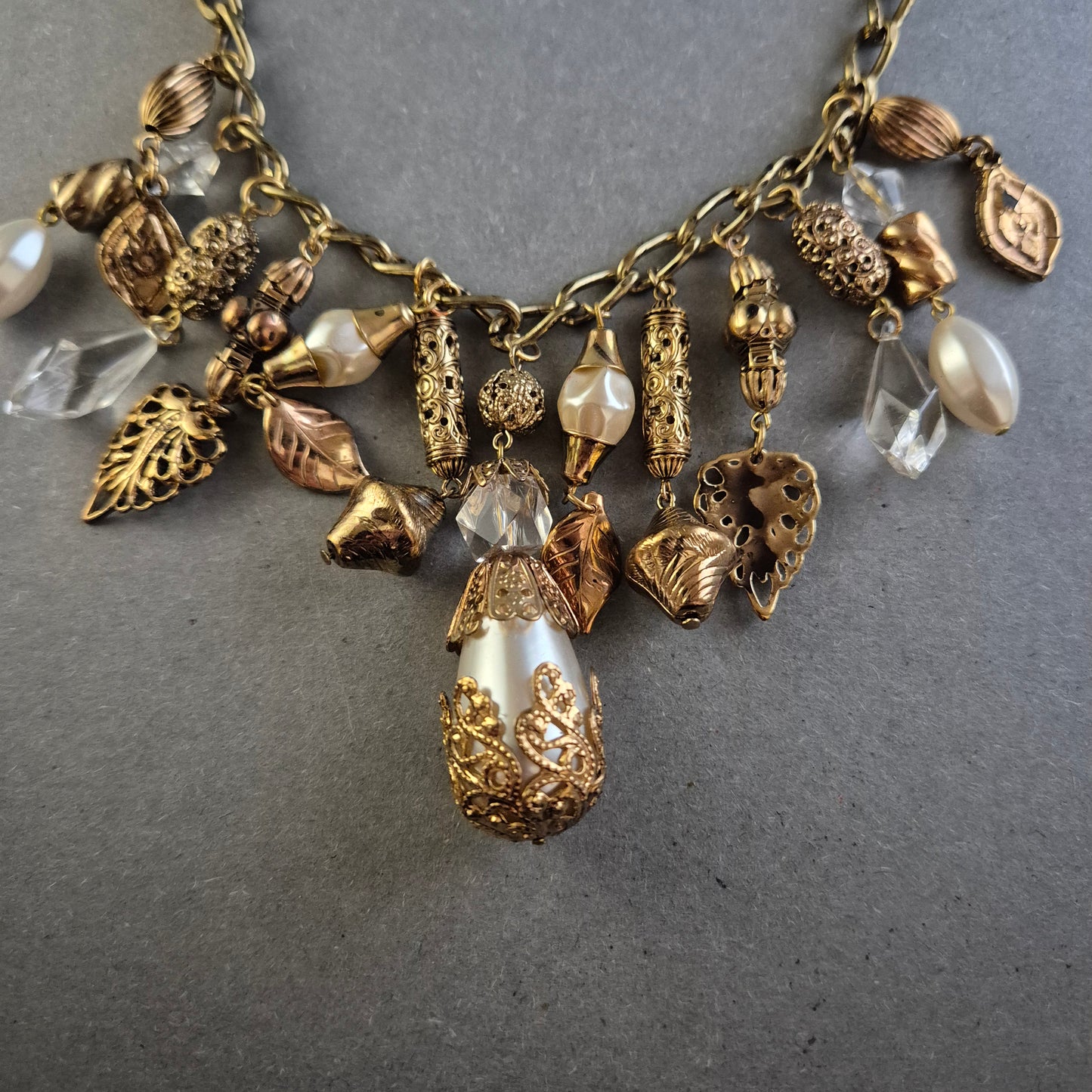 Vintage Statement-Kette mit Charms – Elegante Goldoptik & Perlendetails