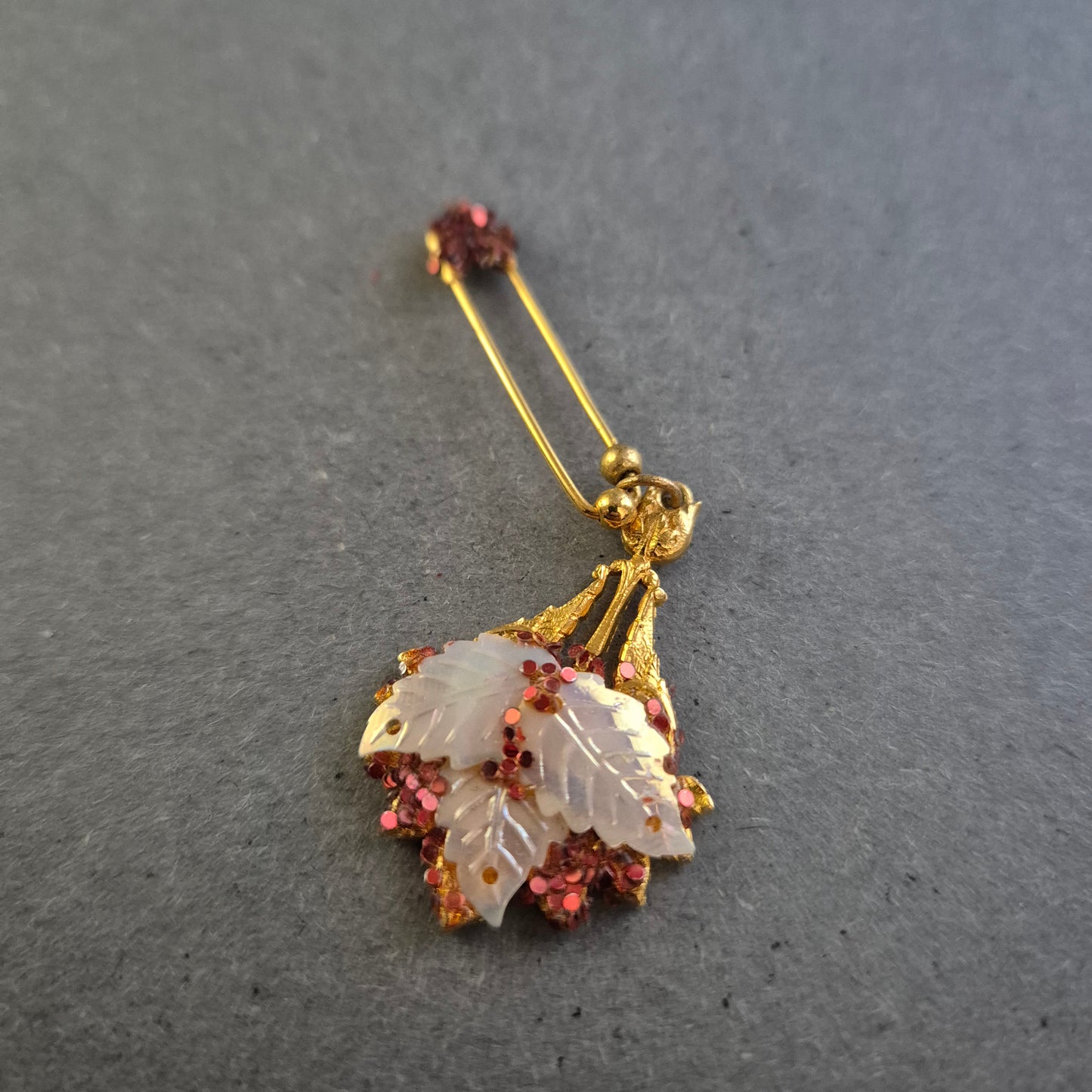 Antike Brosche mit Perlmuttblättern & roten Pailletten