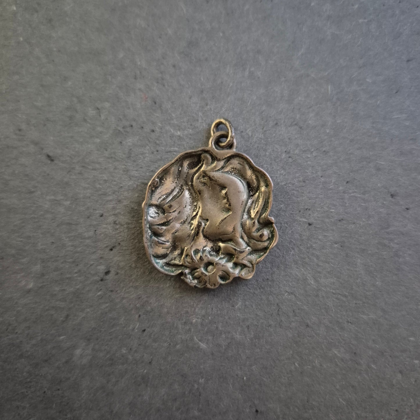 Jugendstil-Anhänger aus Silber – Frauenprofil mit floralen Ornamenten