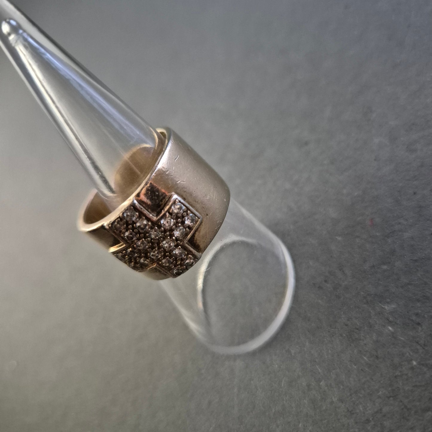 Breiter Ring mit Kreuz und Strass – Ausdrucksstarkes Statement-Accessoire