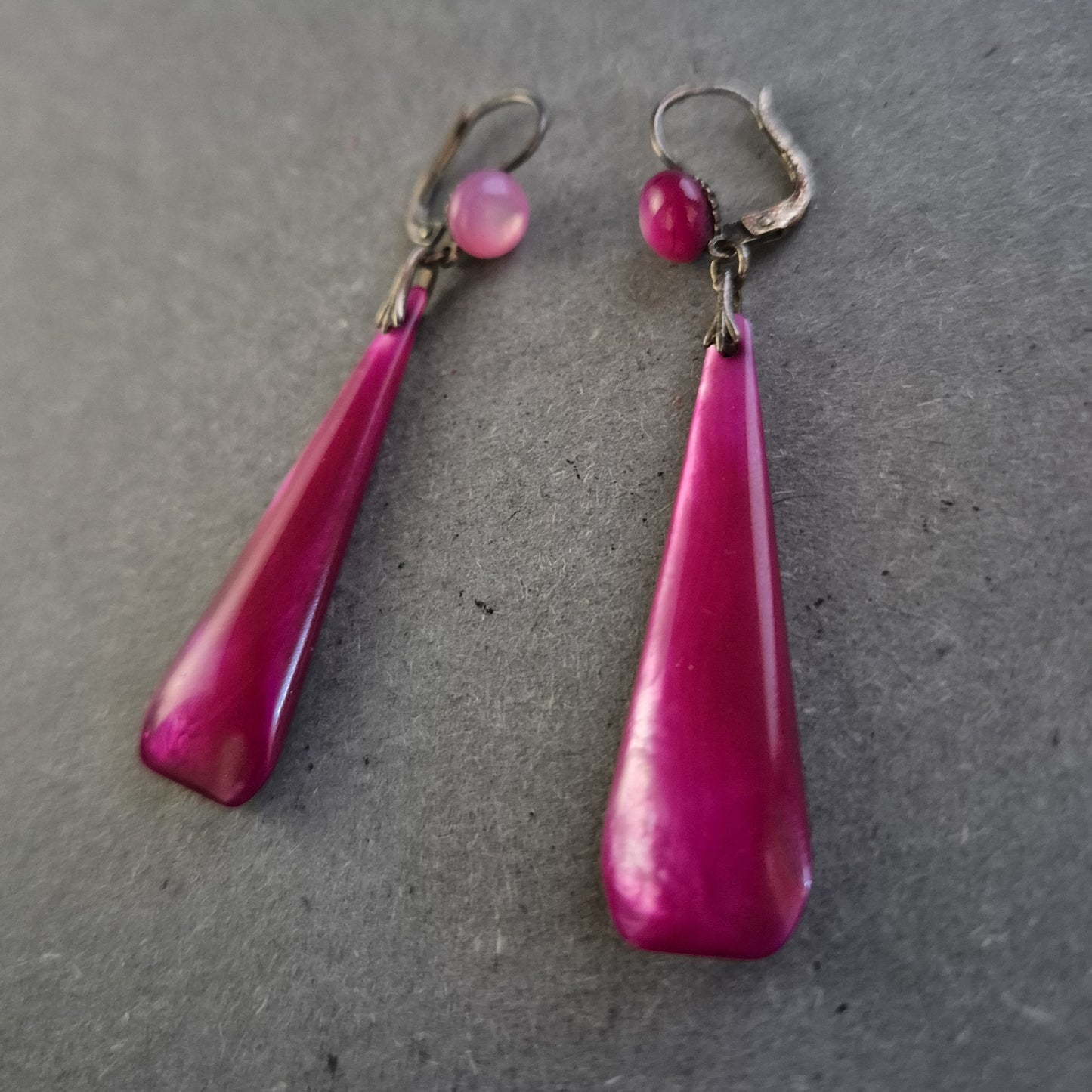 Lange Vintage-Ohrringe in Magenta – Elegante Tropfenform mit Retro-Flair