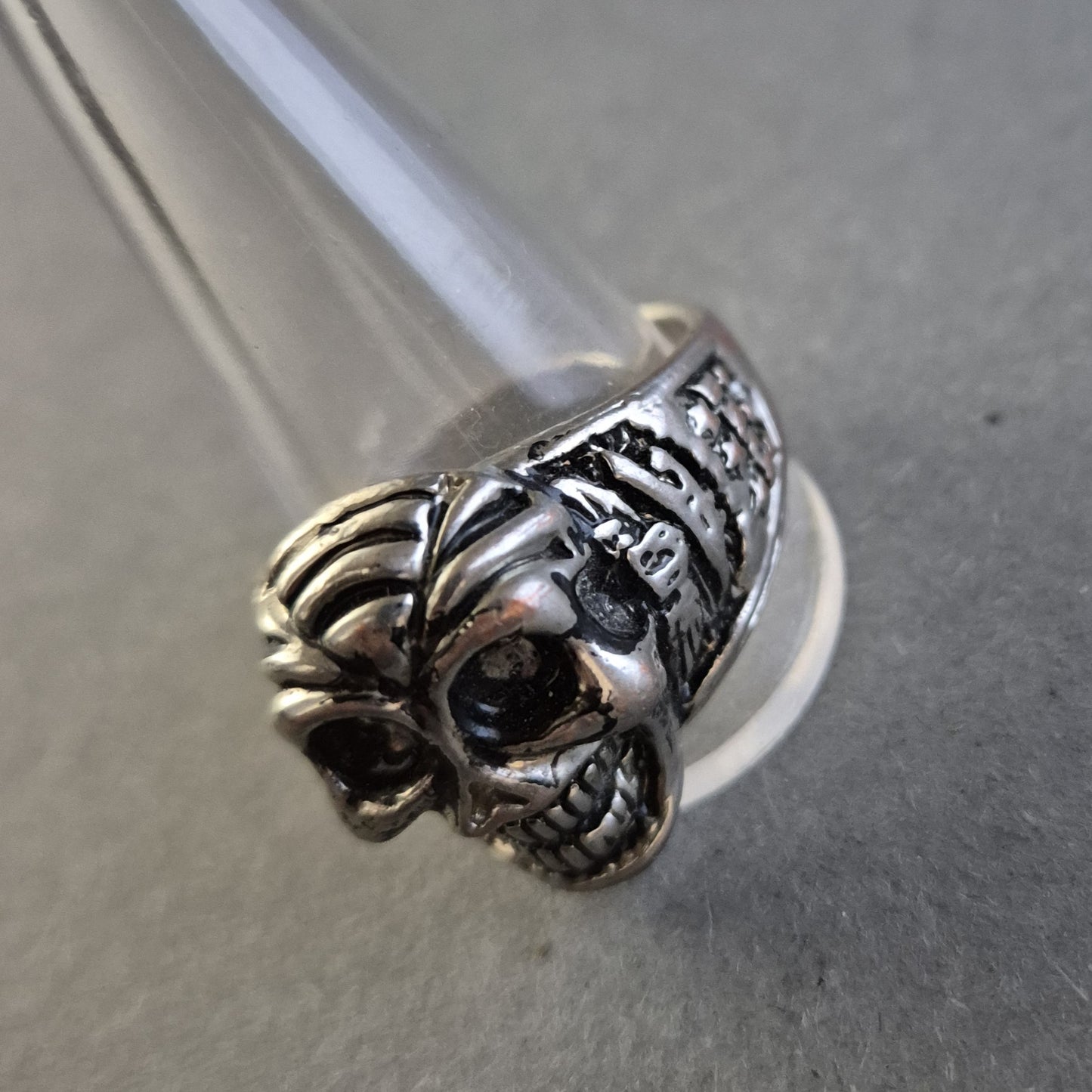 Silberner Totenkopf-Ring mit Tribal-Muster – Düsterer Look für Rebellen