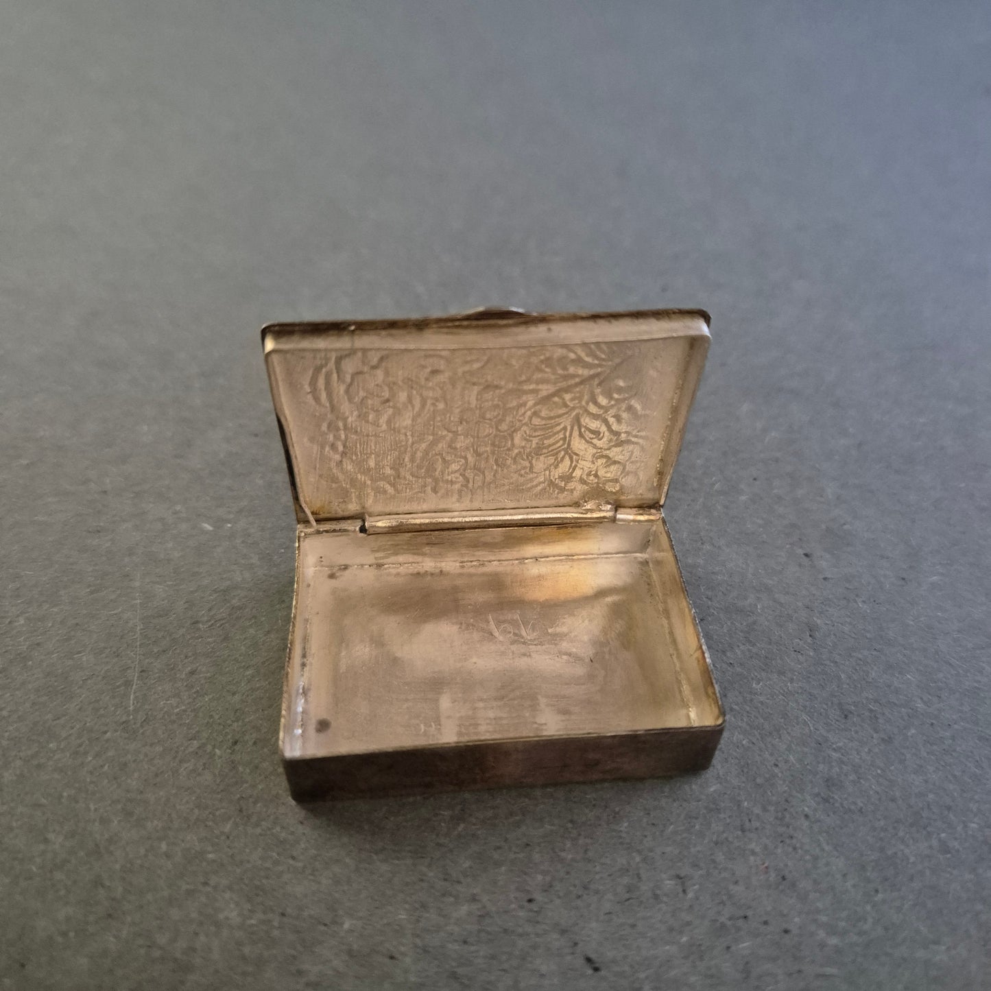 Antike Pillendose aus Silber – Florales Design mit Emaille