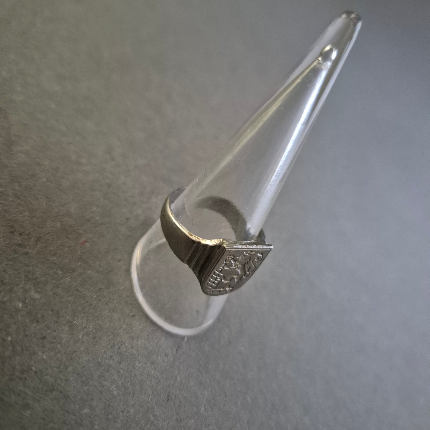 Vintage Wappenring mit Löwenmotiv – Klassischer Herrenring im Ritterstil