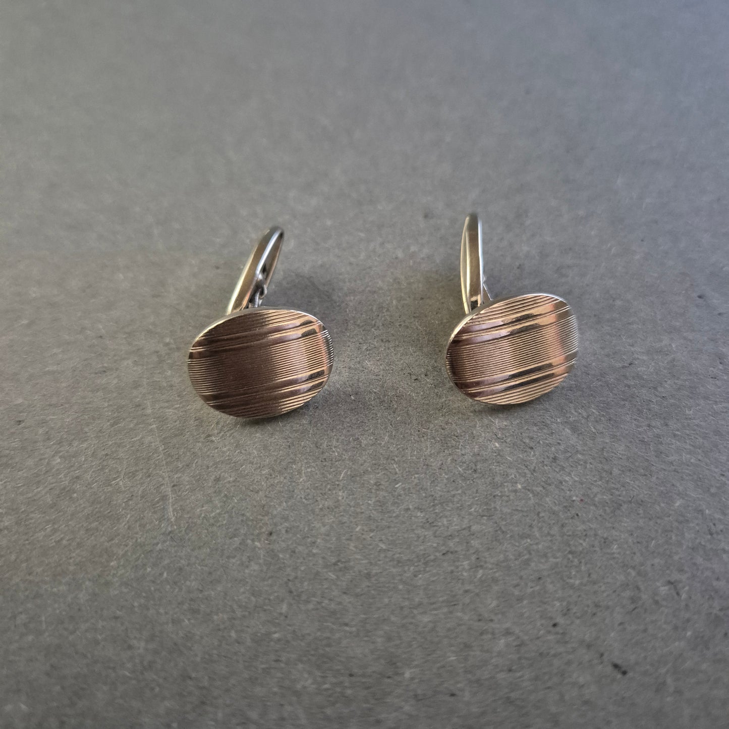 Manschettenknöpfe in Silberoptik Zeitlose Eleganz mit feiner Linienstruktur