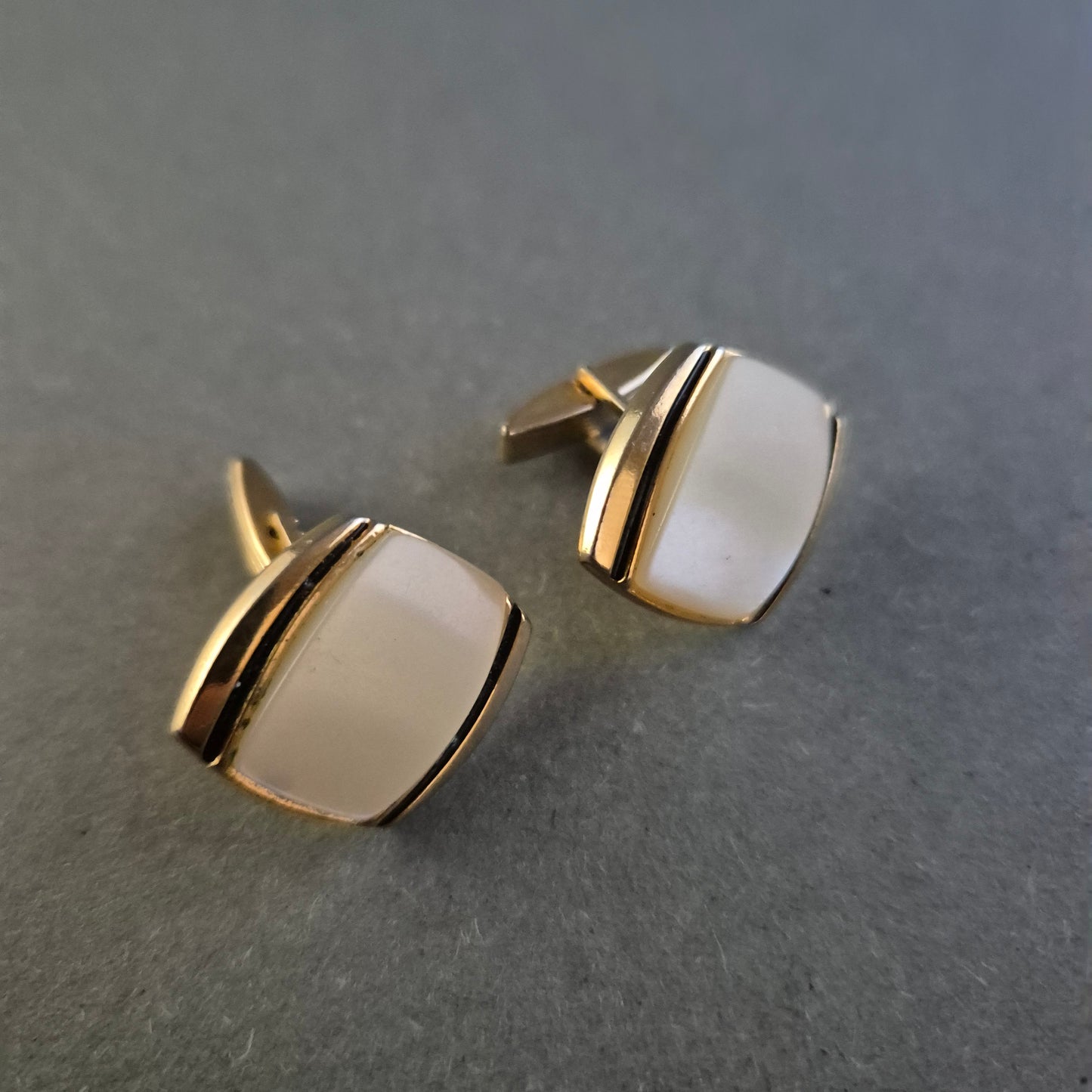 Elegante Vintage-Manschettenknöpfe in Gold mit Creme-Inlay – Zeitlose Raffinesse