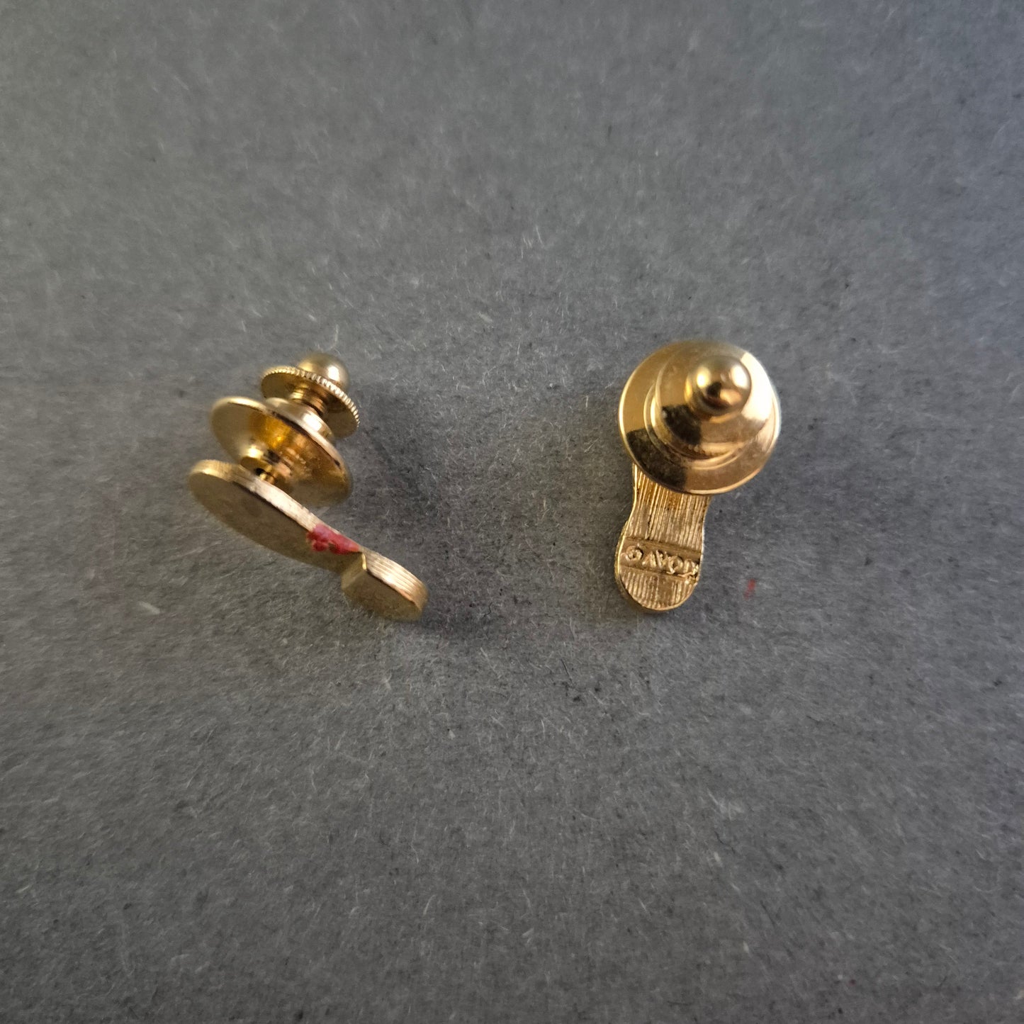 Goldfarbene Sneaker-Ohrstecker – Verspieltes Design im Miniatur-Stil