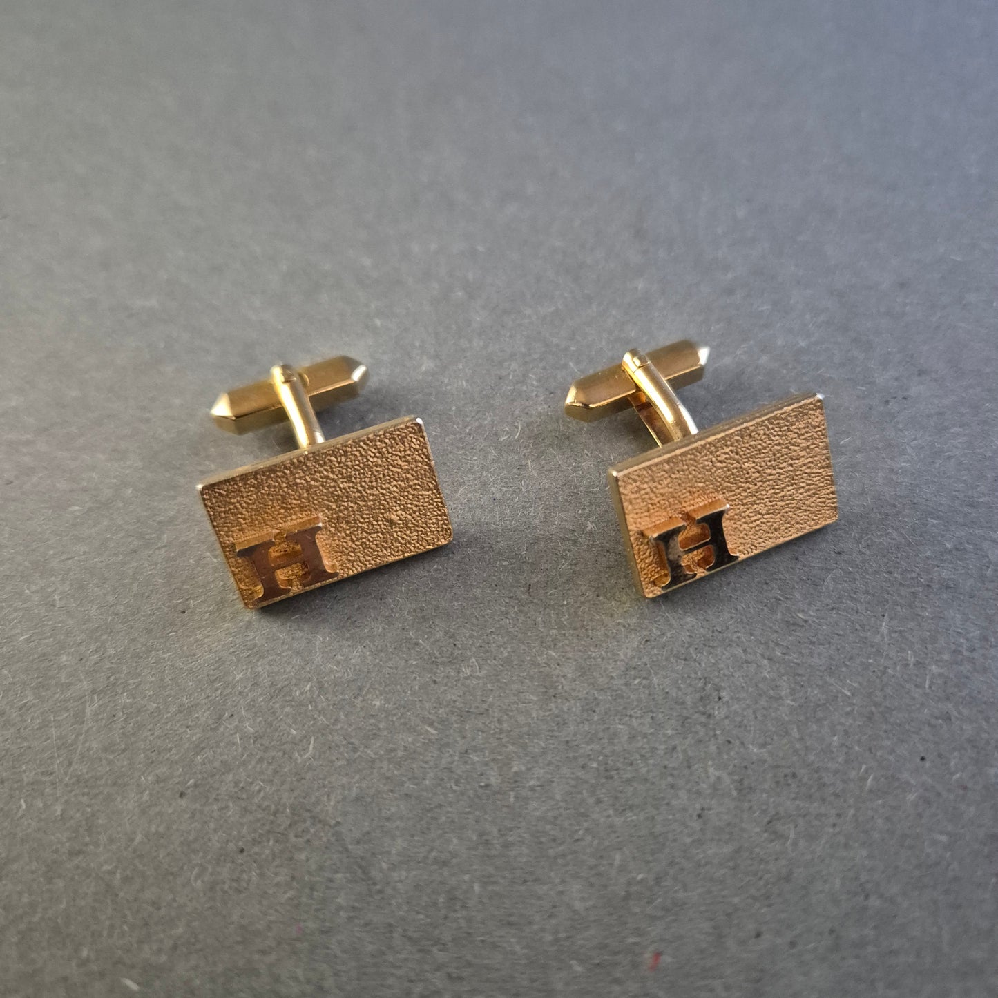 Manschettenknöpfe in Goldoptik mit „H“-Monogramm