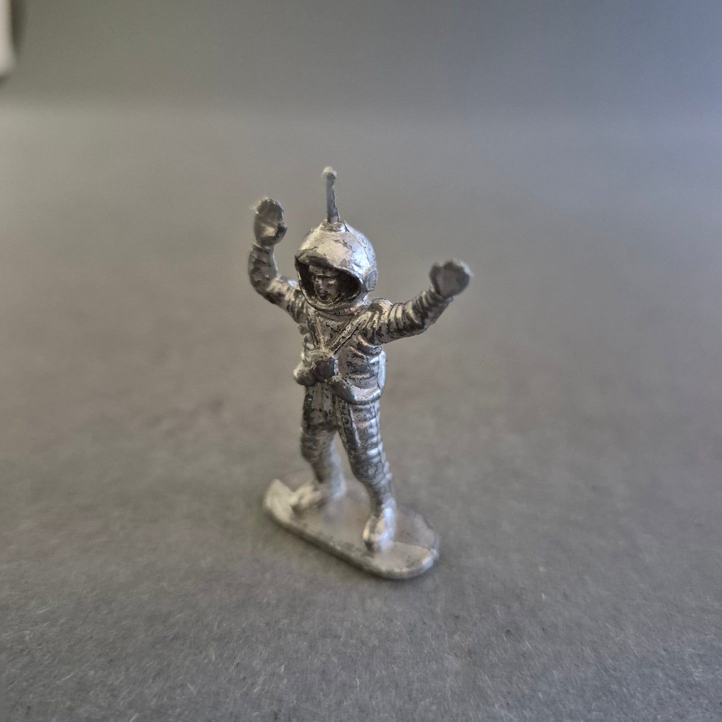 Miniaturfigur „Astronaut mit erhobenen Armen“ aus Metall – Vintage Sammlerstück