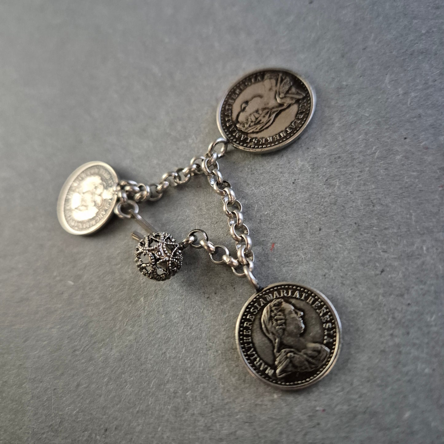 Charmantes Vintage-Armband mit Münzanhängern – Antiker Look für Sammler