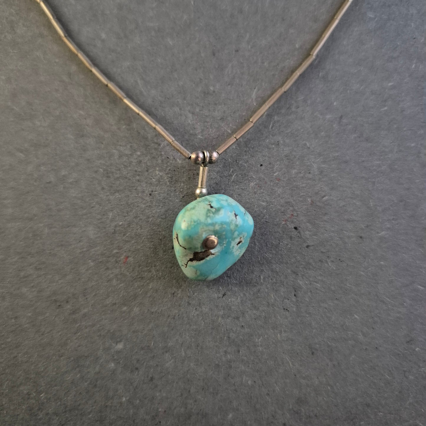 Feine Halskette mit Türkis-Anhänger – Natürliche Eleganz in Silber