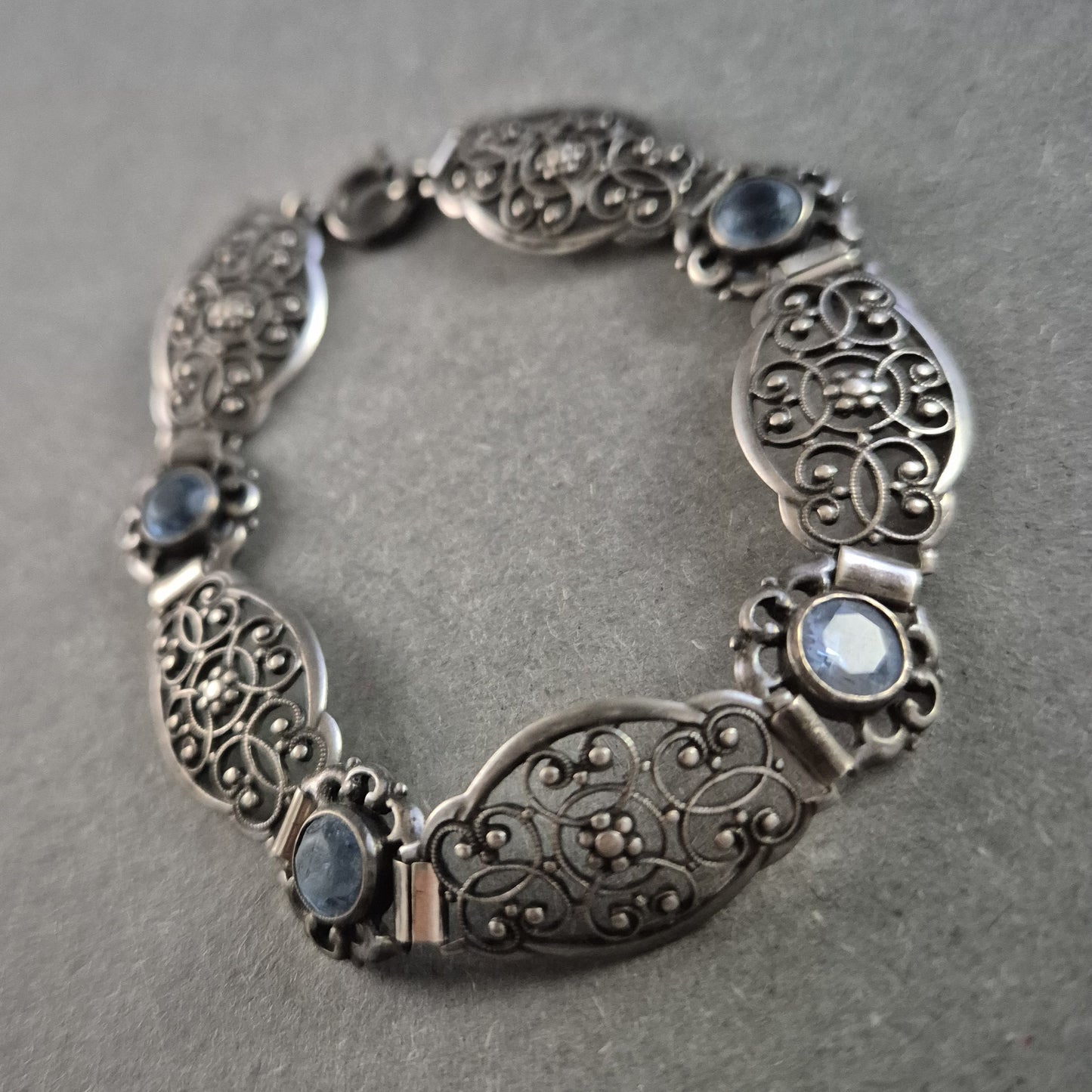 Elegantes Silberarmband mit blauen Steinen – Vintage-Charme im floralen Design