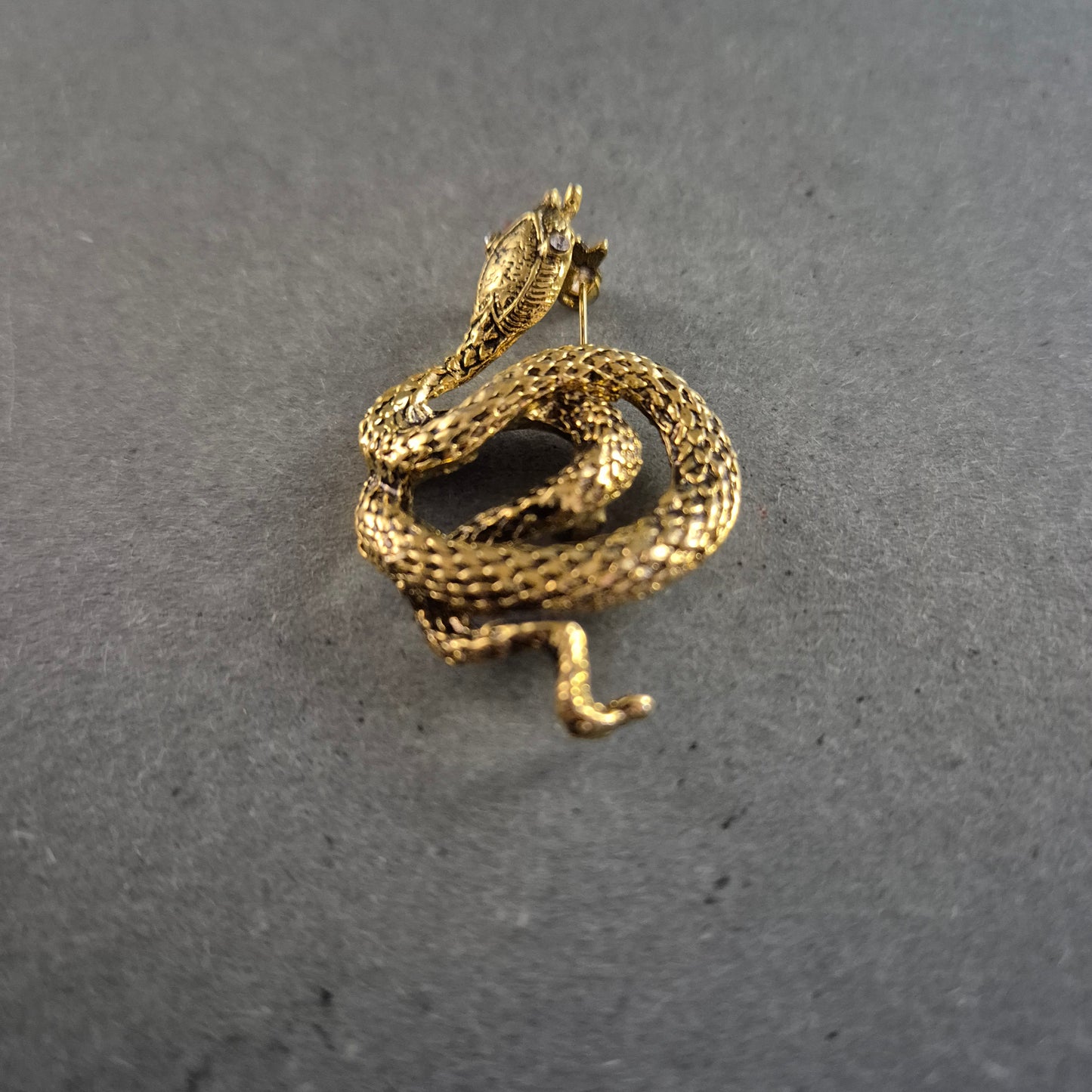 Auffällige Vintage-Schlangenbrosche – Vergoldetes Design mit Struktur