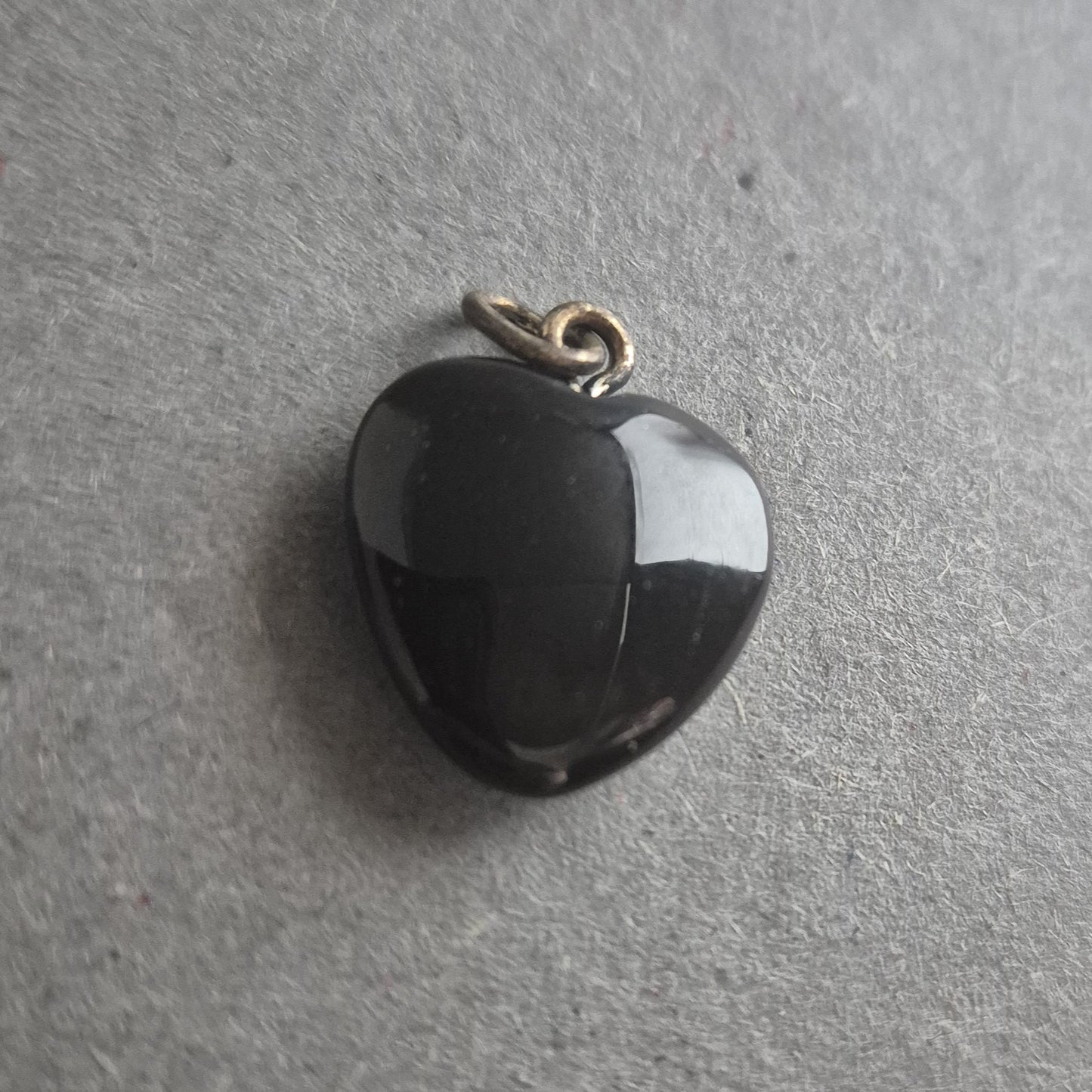 Herzanhänger aus schwarzem Onyx – Zeitloser Vintage-Schmuck