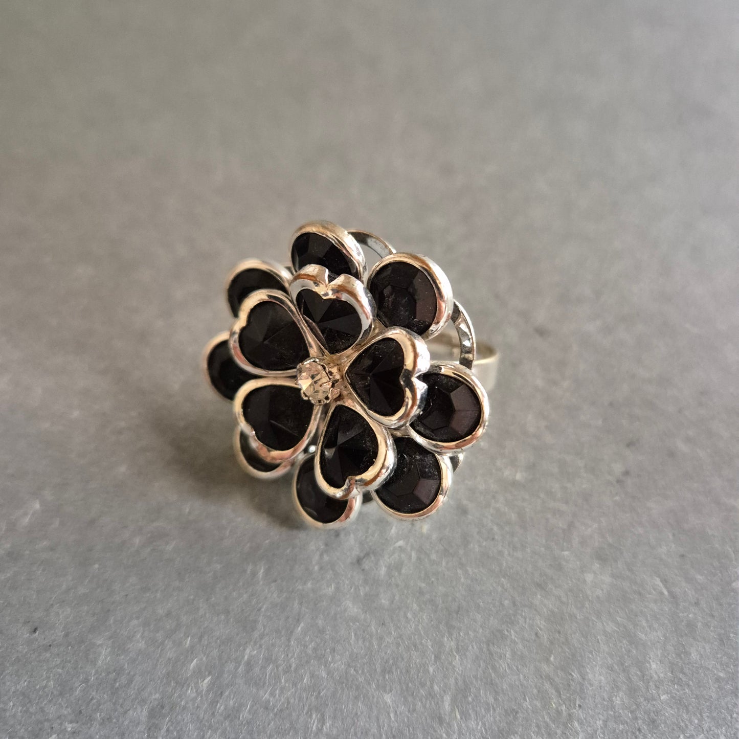 Großer Vintage-Ring mit schwarzen Herzsteinen – Florales Design
