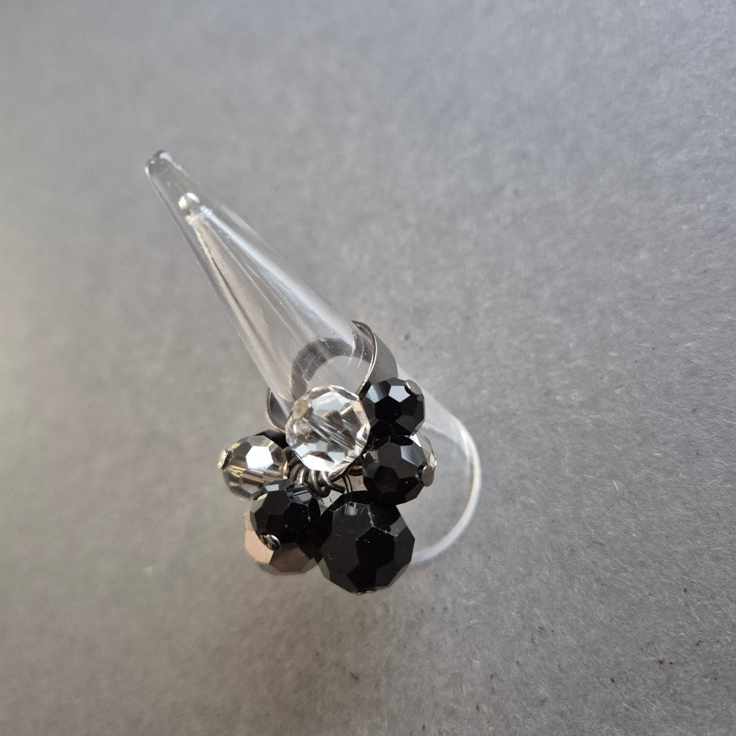 Statement-Ring mit facettierten Glasperlen – Schwarz & Silber glitzernd