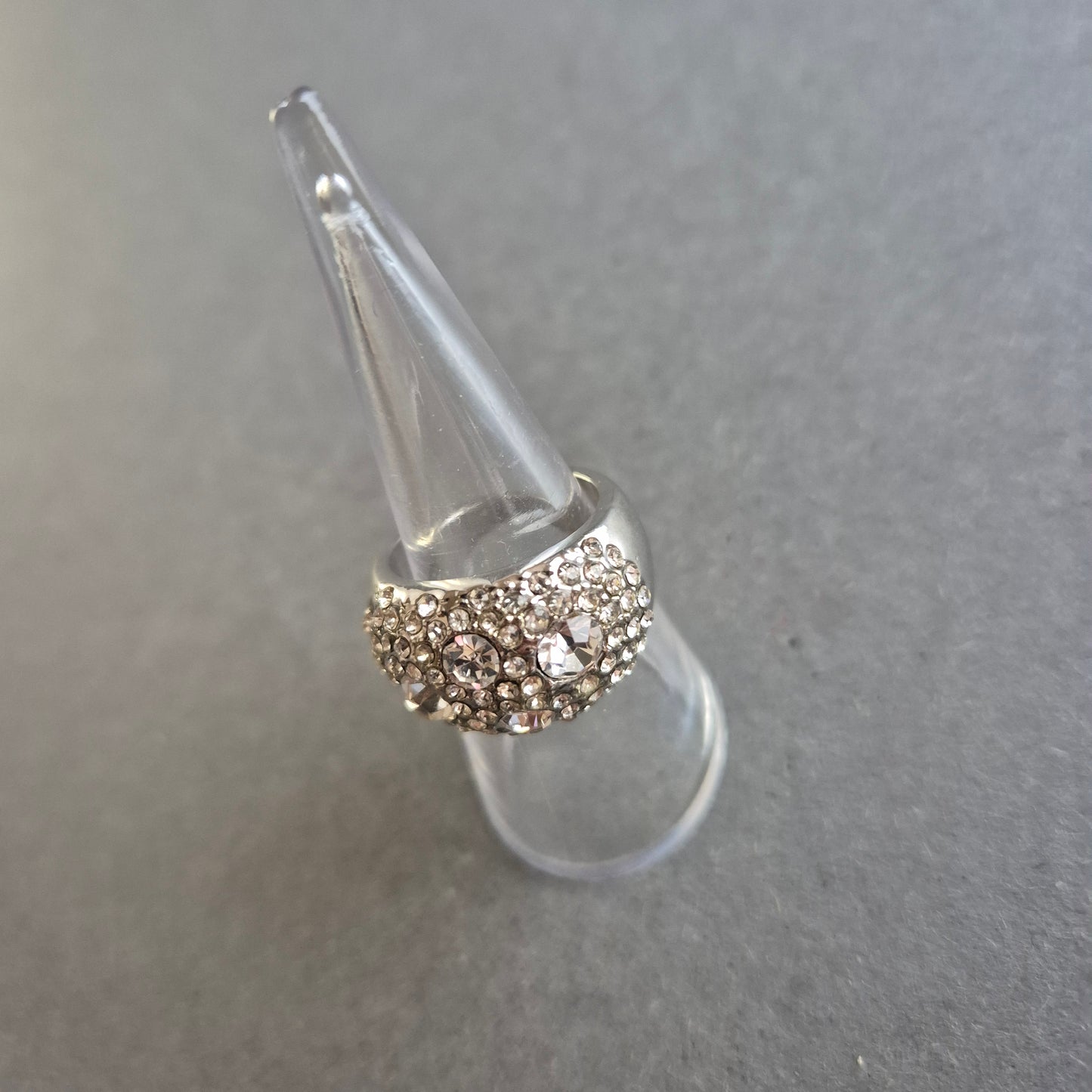 Silberner Cocktailring mit Kristallbesatz – Glamour für besondere Anlässe