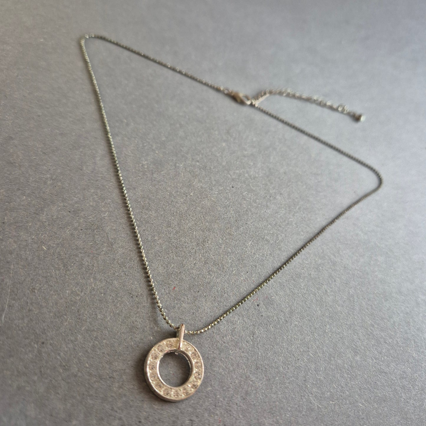 Zarte Halskette mit Zirkonia-Kreisanhänger in Silberoptik