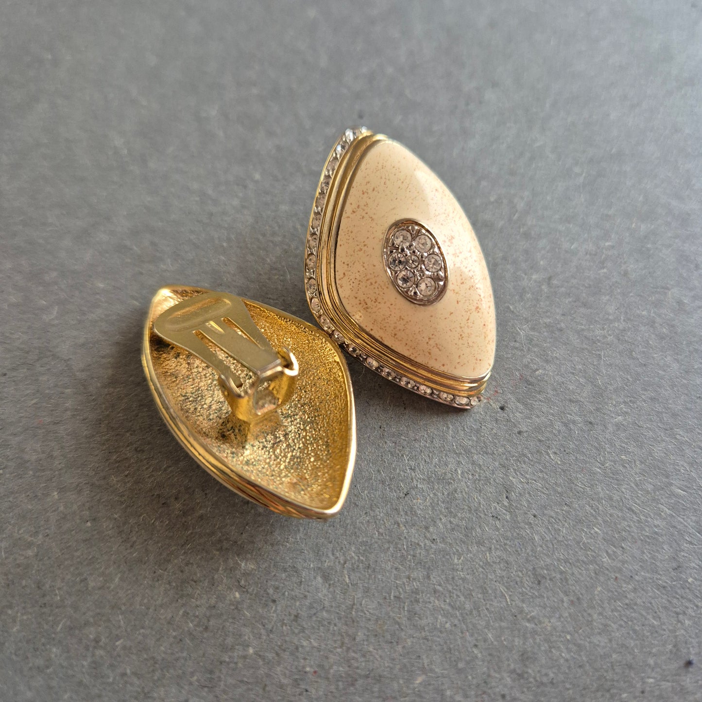 Elegante Clip-Ohrringe mit Creme-Emaille und Strassbesatz