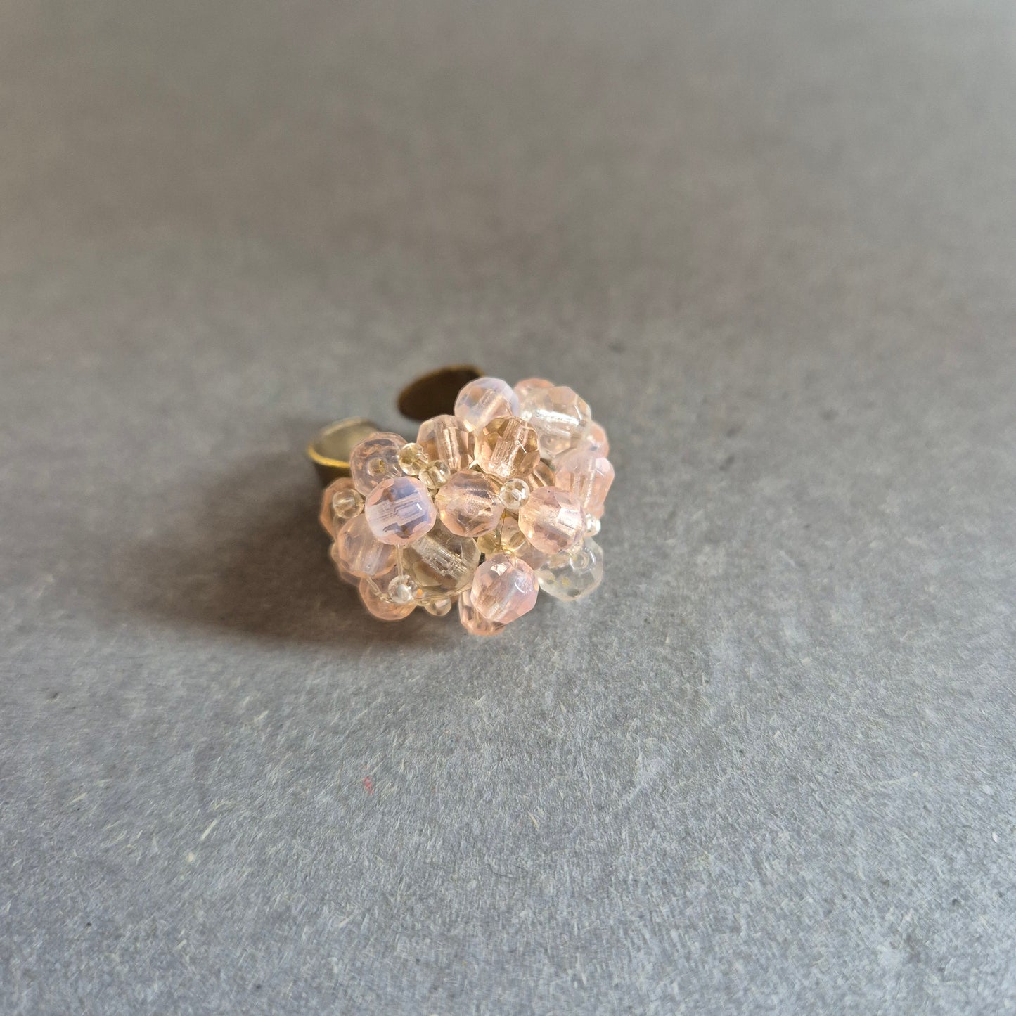 Verstellbarer Vintage-Ring mit roséfarbenen Glasperlen