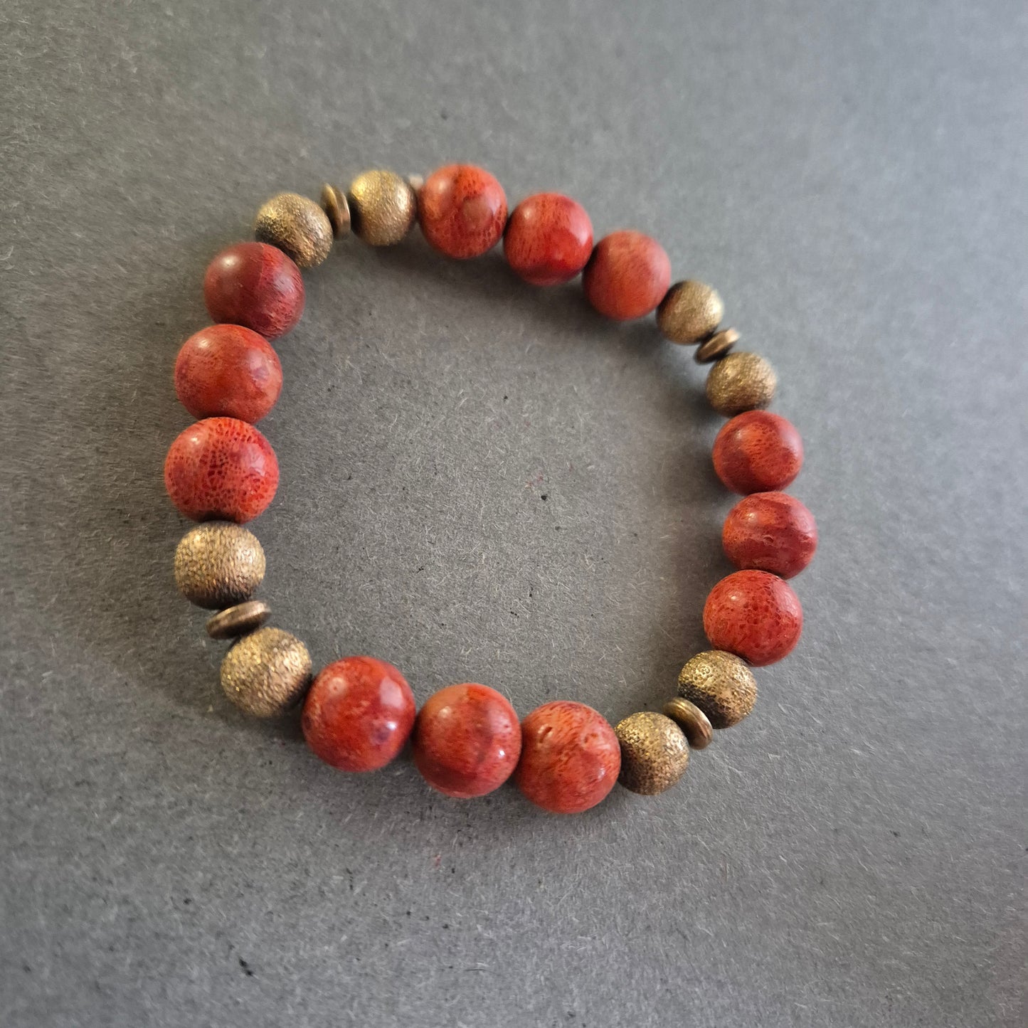 Elastisches Armband mit roten Steinperlen & goldfarbenen Akzenten