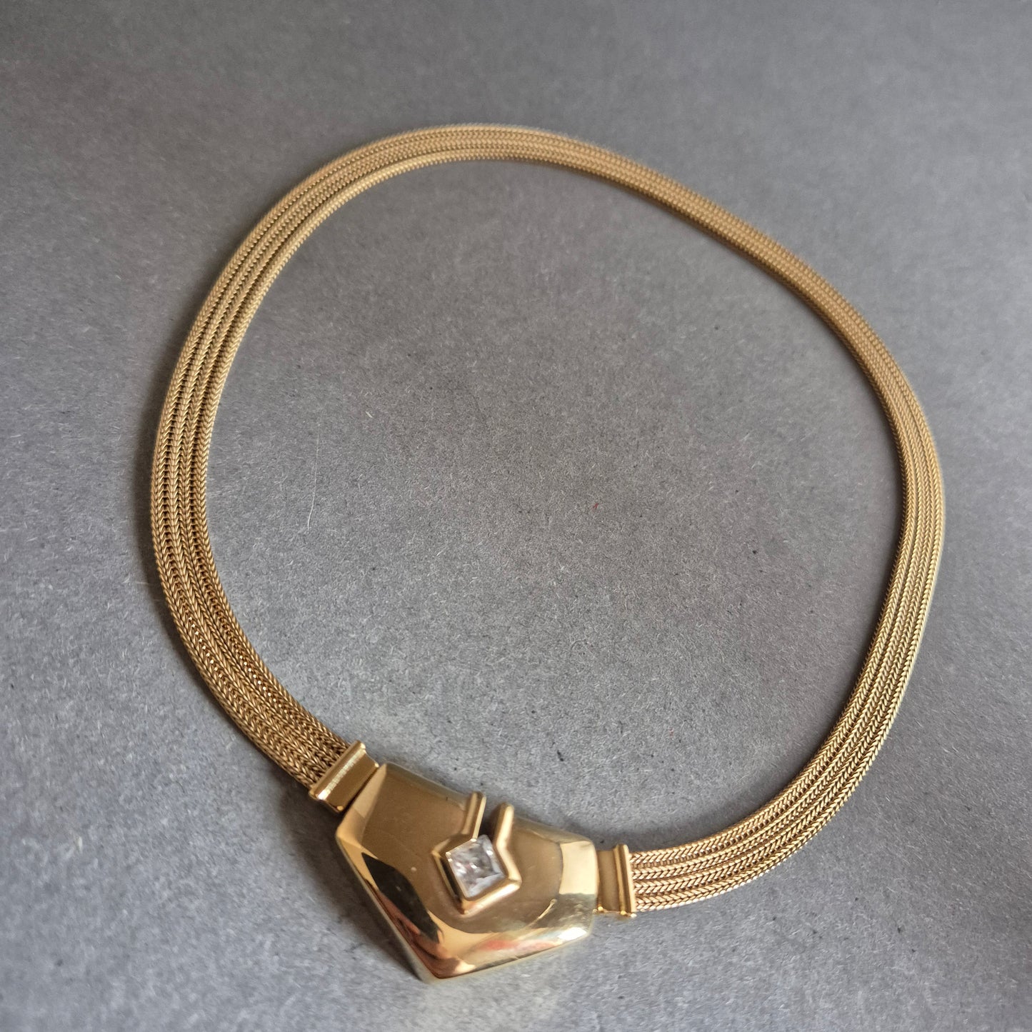 Elegante Collier-Kette in Goldoptik mit Zierelement & Strassstein