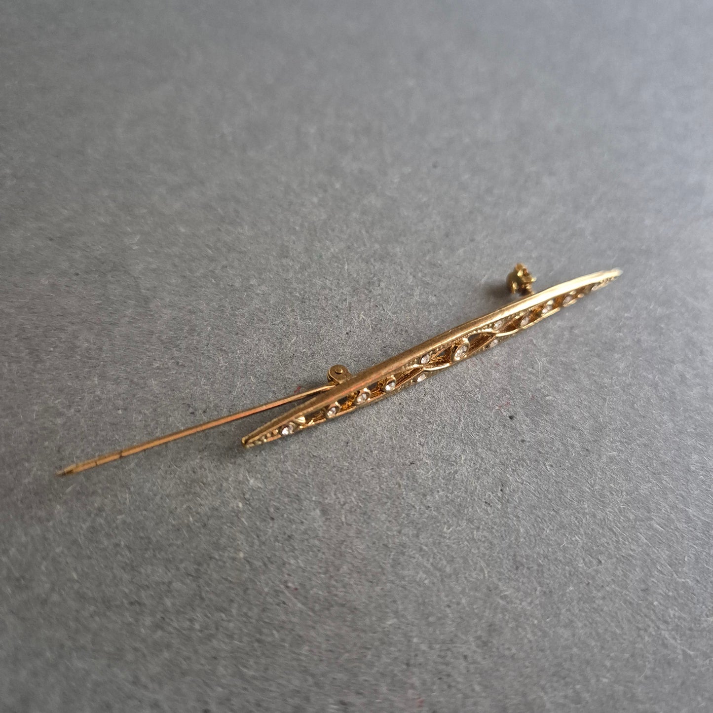 Filigrane Jugendstil-Brosche in Goldoptik mit Strassbesatz