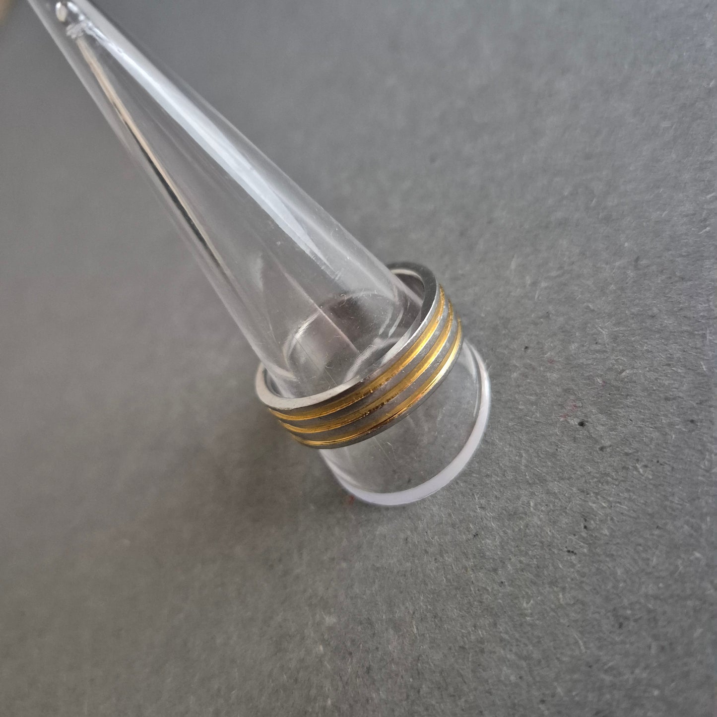 Schlichter Edelstahlring – Zweifarbiger Look mit Goldstreifen