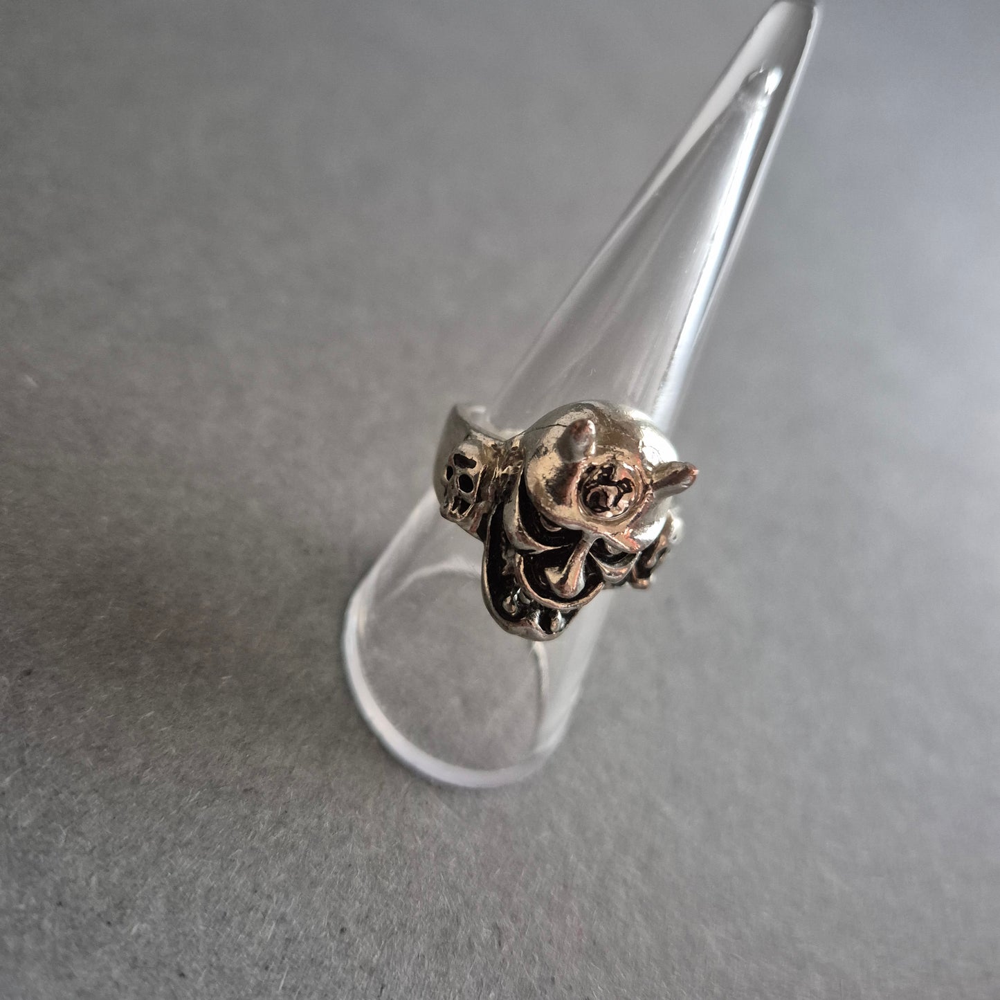 Silberfarbener Ring mit Dämonenmaske – Gothic-Design mit Hörnern