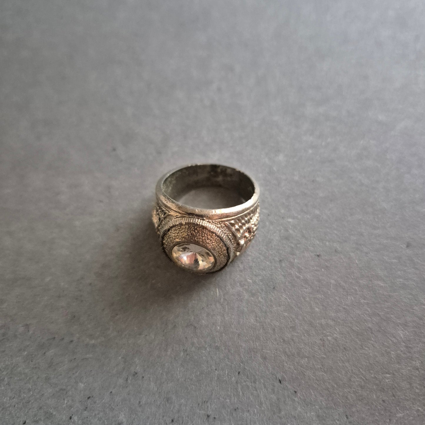 Antik anmutender Ring mit Glasstein – Orientalisches Design