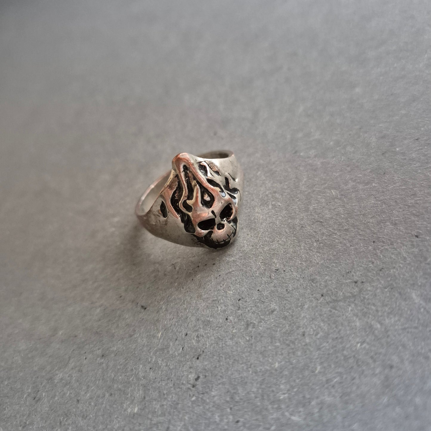 Silberfarbener Ring mit Tribal-Schädel – Dunkler Look mit Struktur