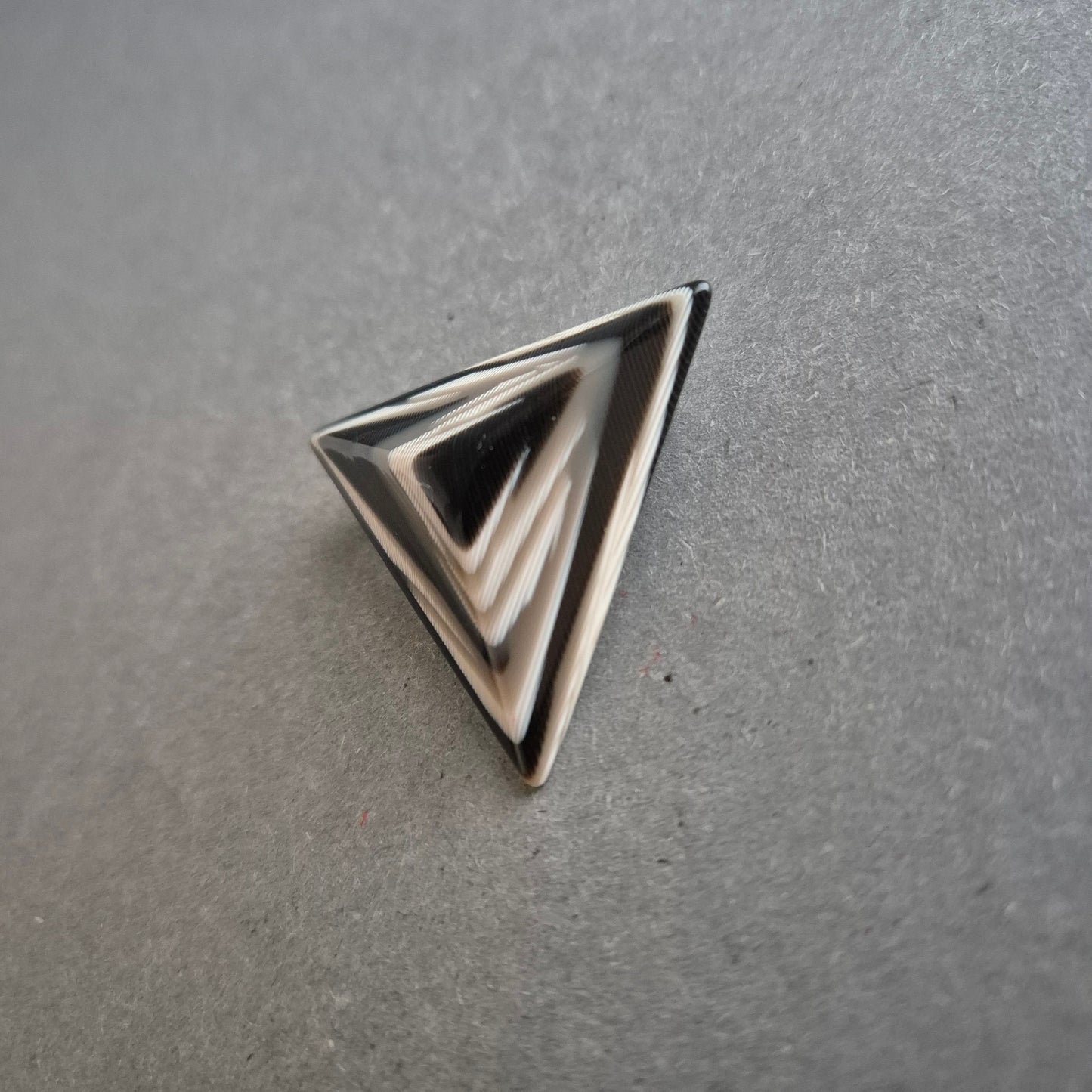 Geometrische Vintage-Brosche – Dreieck-Design in Schwarz-Weiß