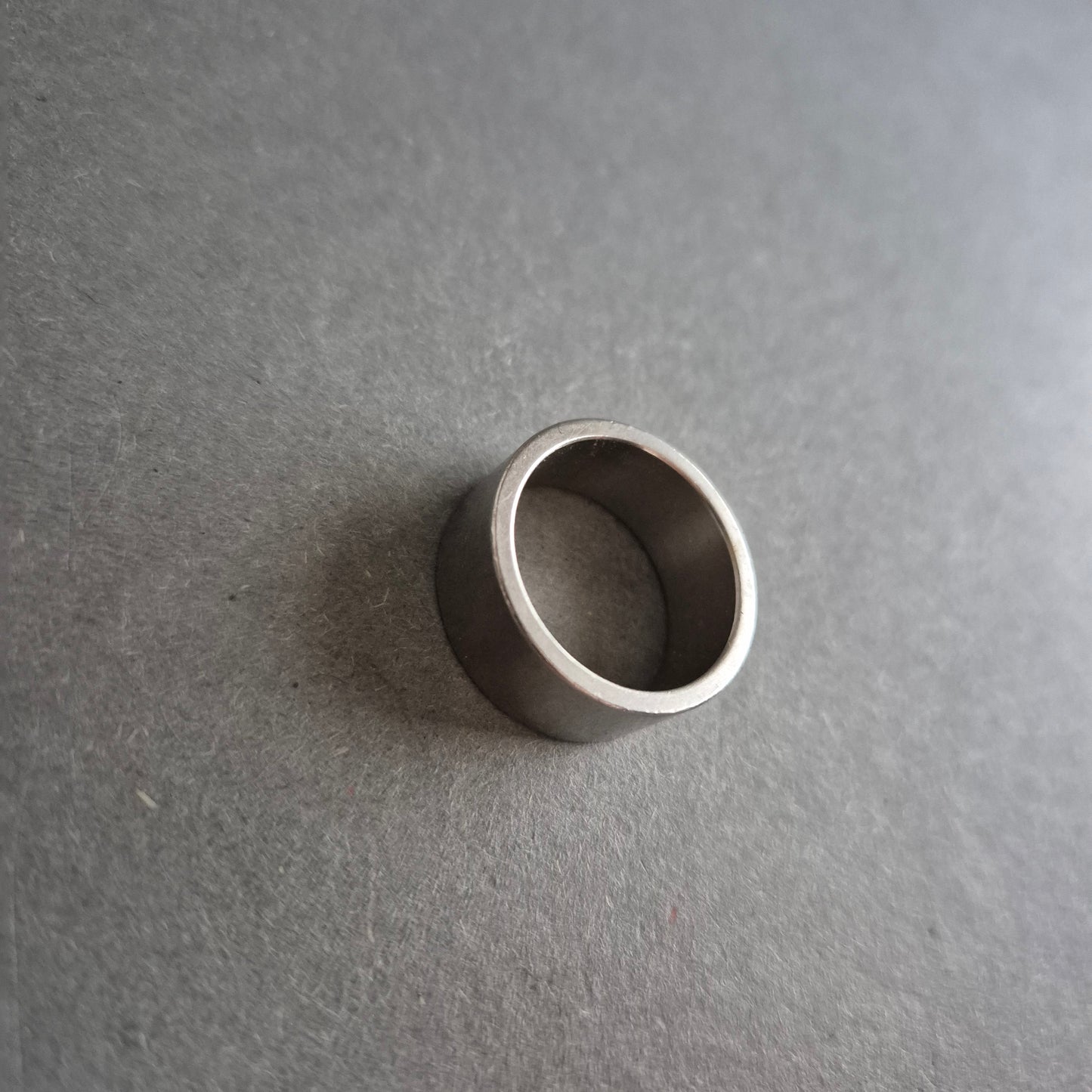 Schlichter Edelstahlring – Breites Design für einen modernen Look