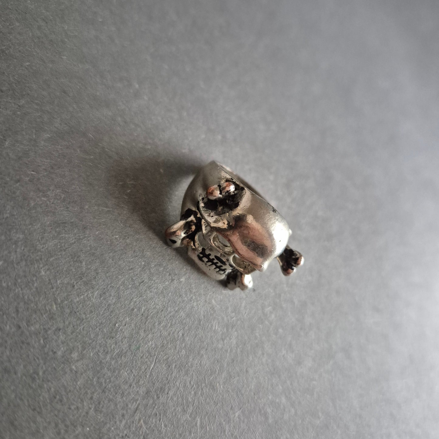 Silberfarbener Totenkopf-Ring – Rockiger Look mit Statement-Charakter