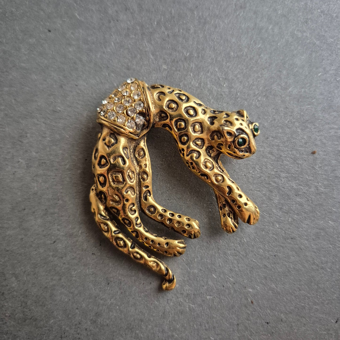 Vintage Leopard Brosche mit Strass – Elegantes Tierdesign in Goldoptik