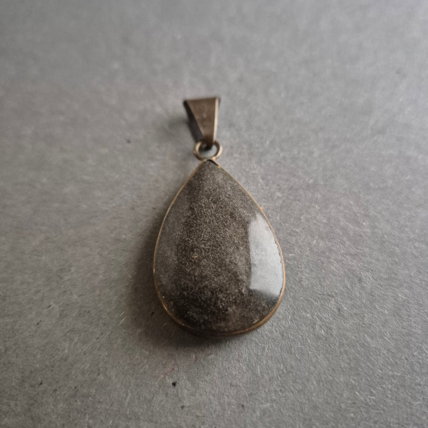 Vintage Tropfenanhänger mit dunklem Naturstein – Schlichte Eleganz