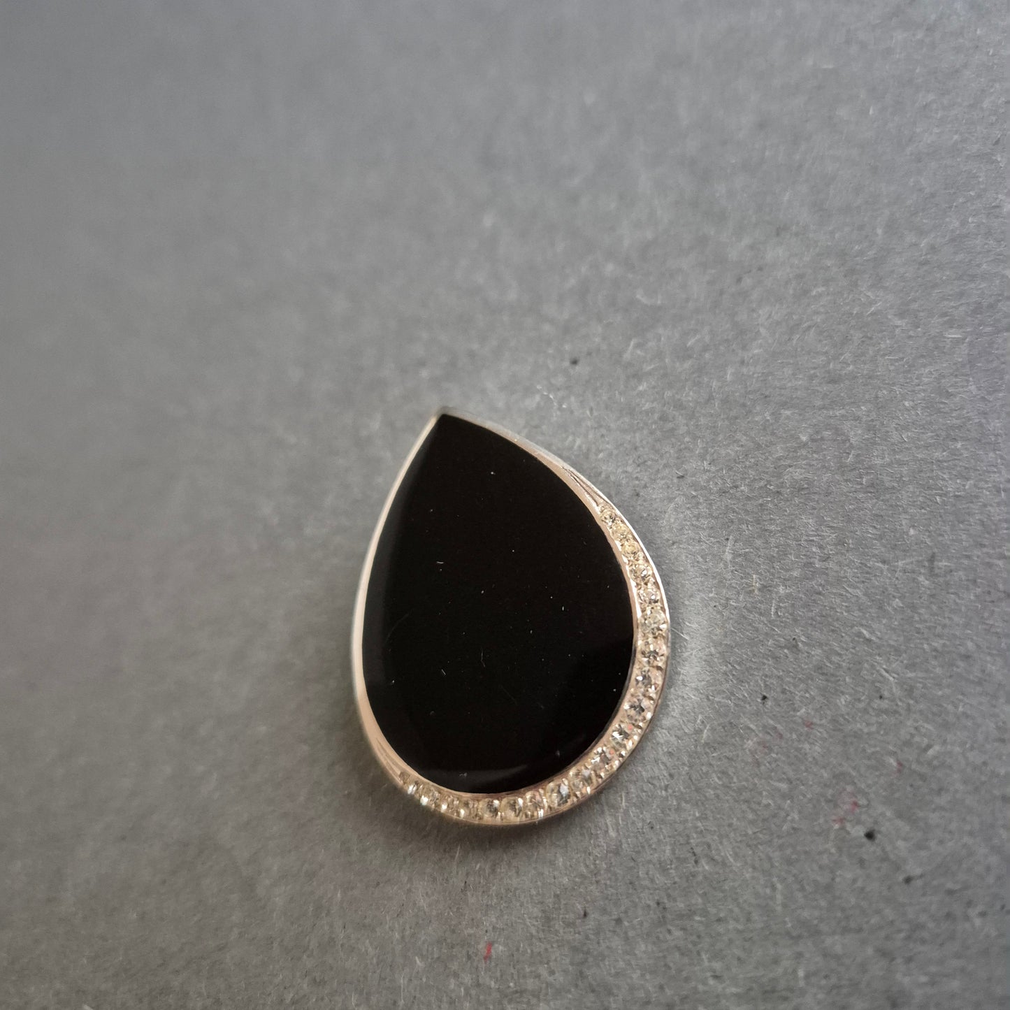 Eleganter Tropfenanhänger mit schwarzem Stein und Zirkonia-Akzent