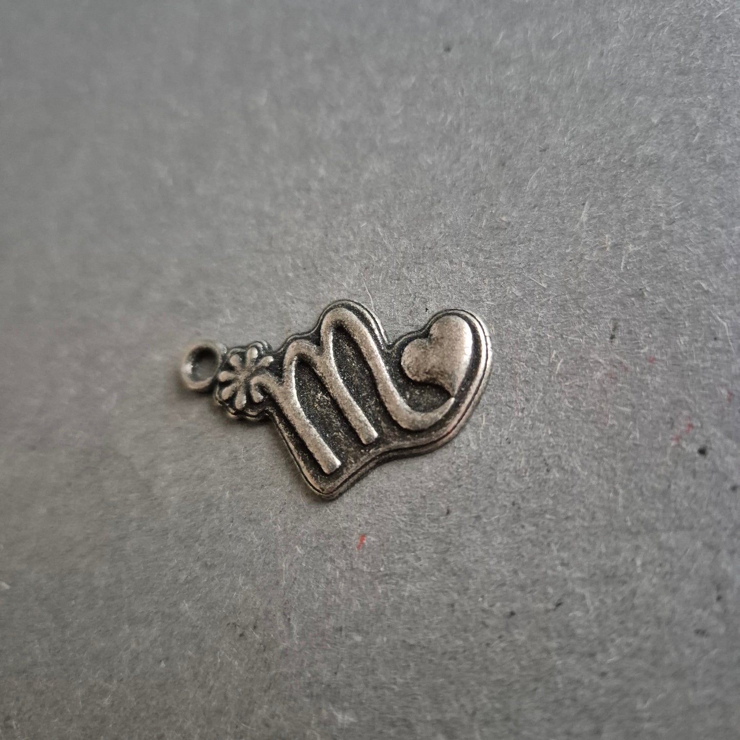 Metallanhänger „M“ mit Herz und Blume – Vintage-Charm für DIY-Projekte