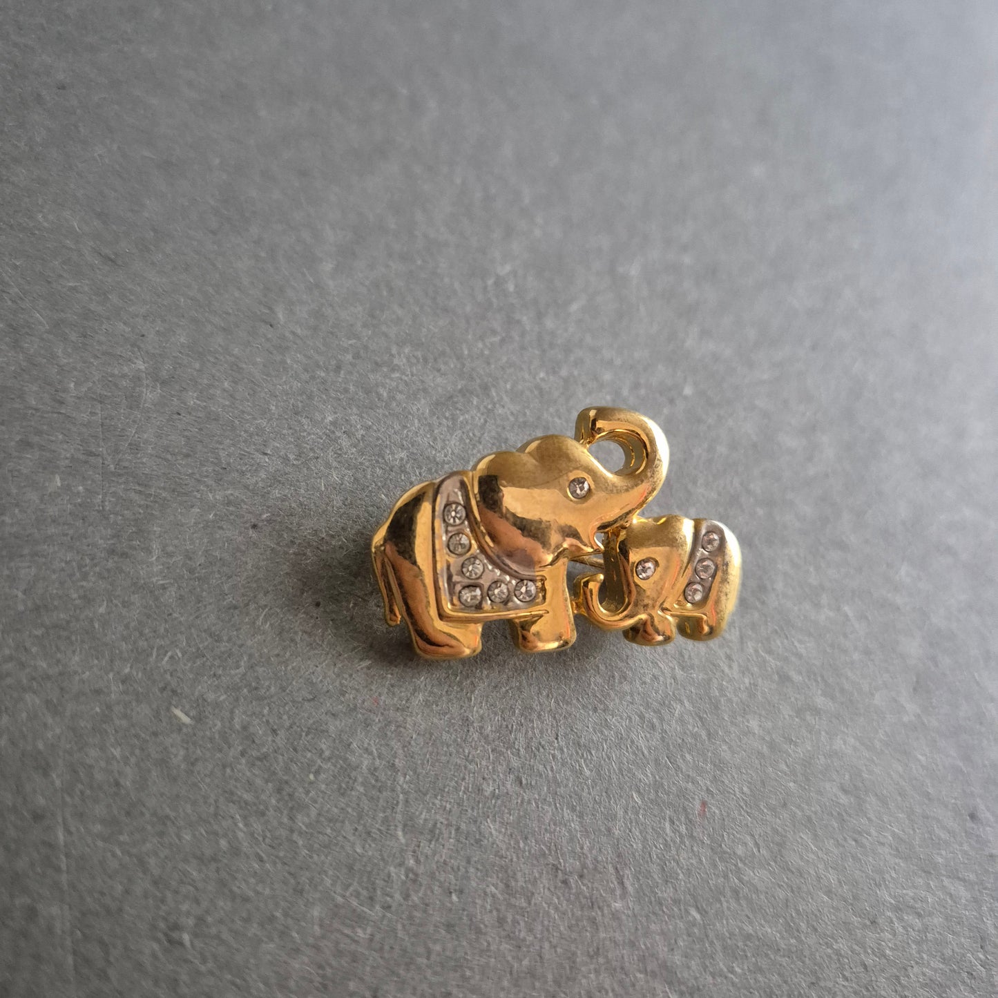 Vergoldete Elefanten-Brosche mit Strasssteinen – Symbol der Verbundenheit
