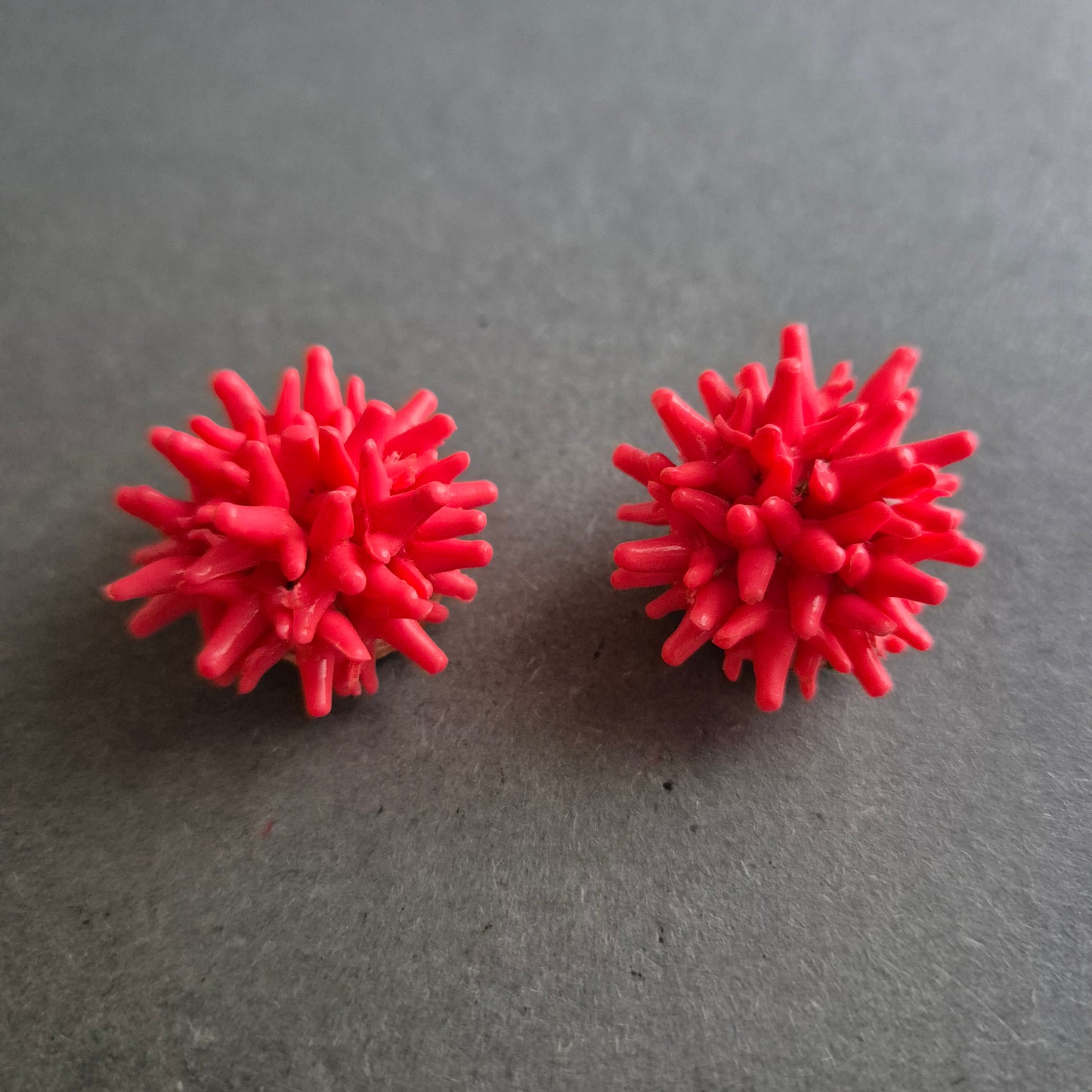 Auffällige Vintage-Clipohrringe in Korallenoptik – Knalliges 60s-Design