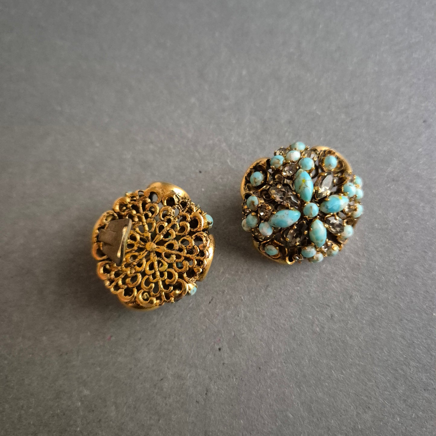 Florale Vintage-Clipohrringe mit Türkisglas – Opulenter Retro-Charme