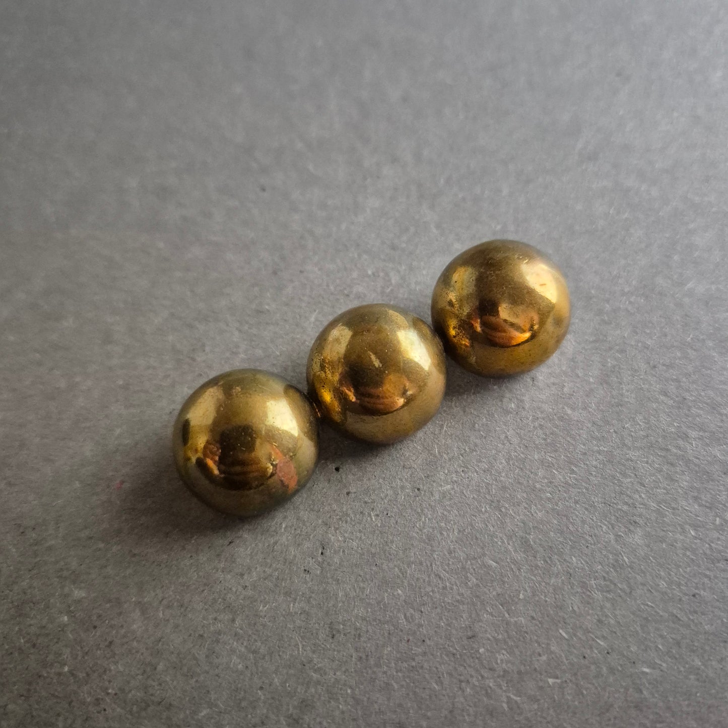 Vintage Messing-Brosche mit drei Kugeln – Schlicht & Skulptural